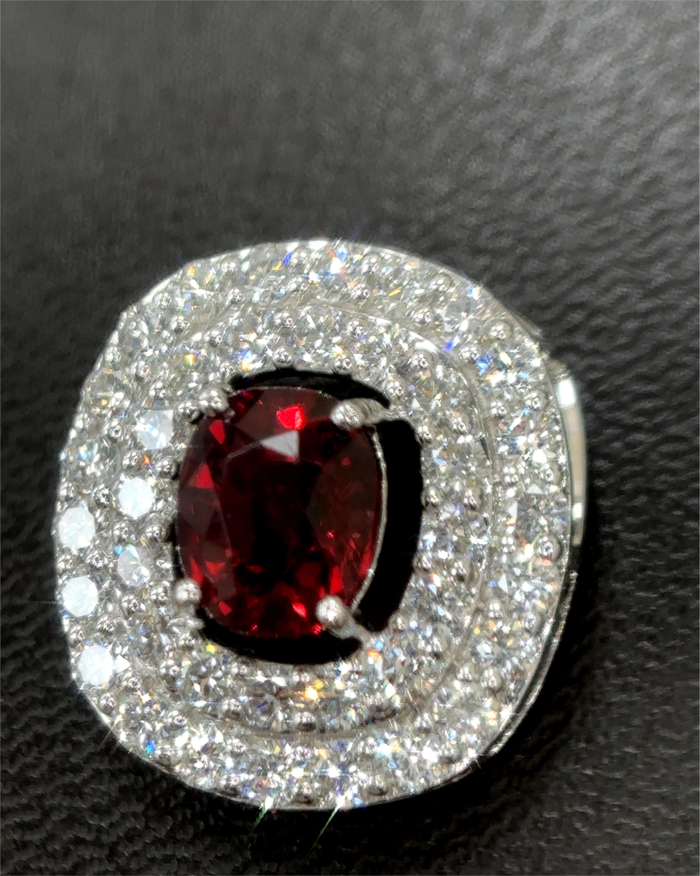 Burma No Heat Vivid Red Spinel Diamond Pendentif en or blanc 18K Neuf - En vente à Kowloon, HK