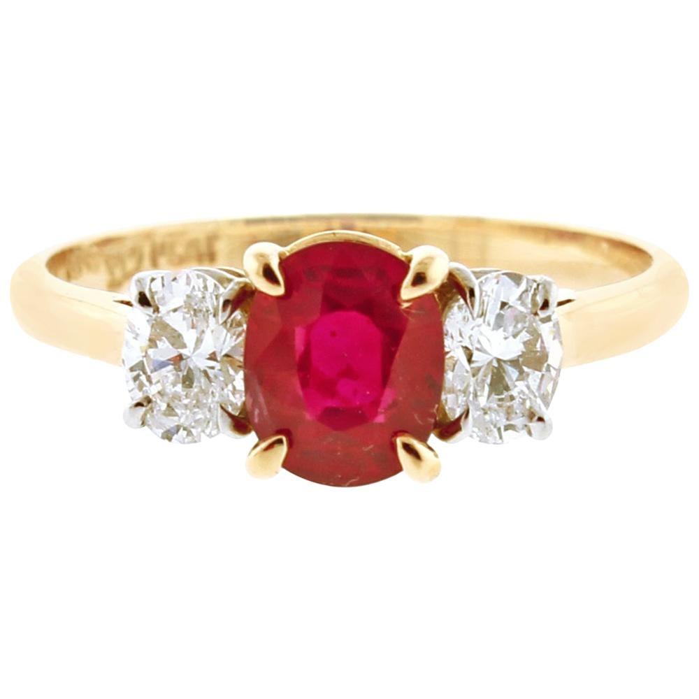 Burma Dreisteiniger Ring mit unbehandeltem Rubin und Diamanten