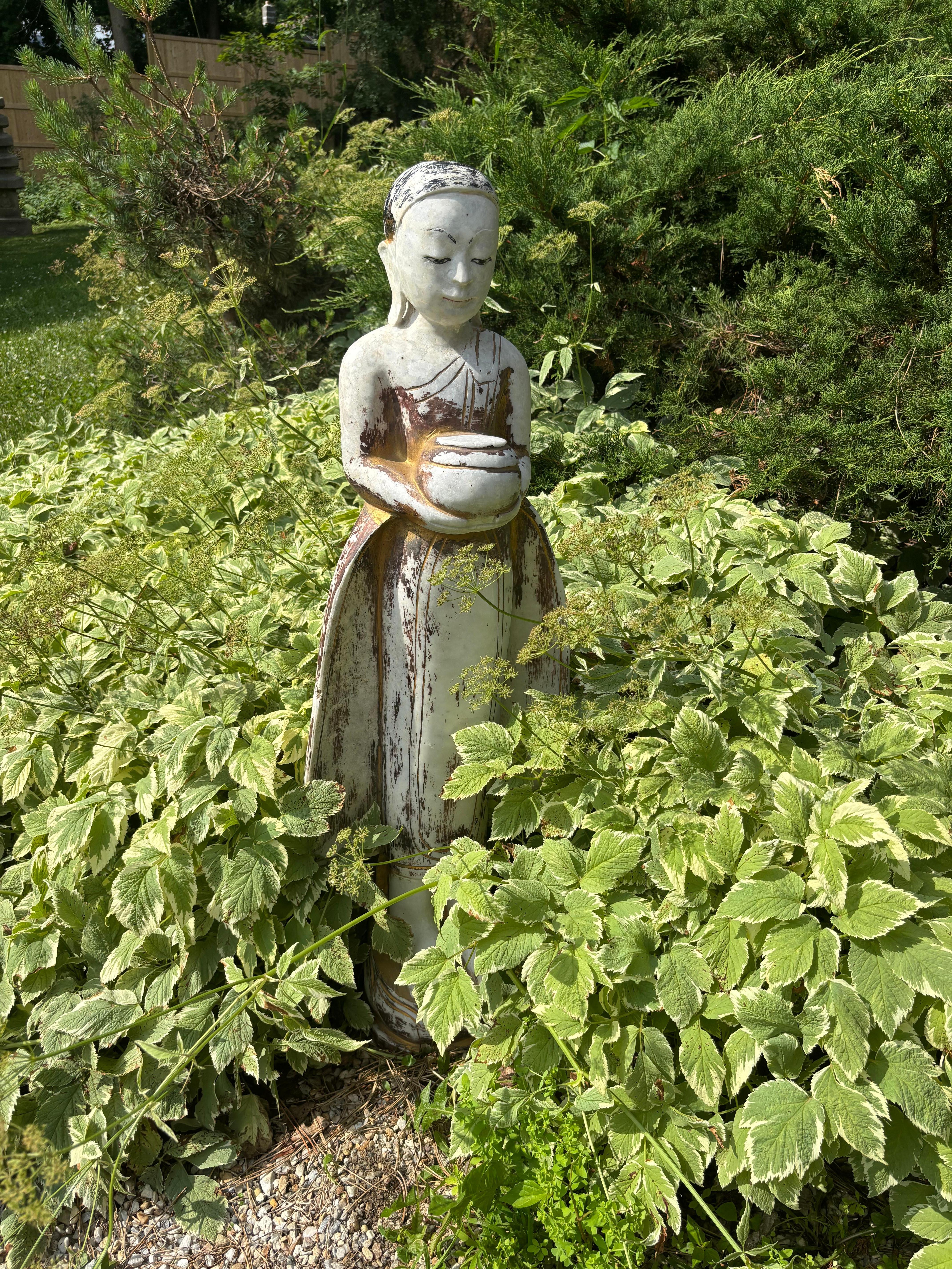 Birmanie  Ancienne gardienne de jardin en pierre dorée et sculptée à la main avec un beau visage en vente 4