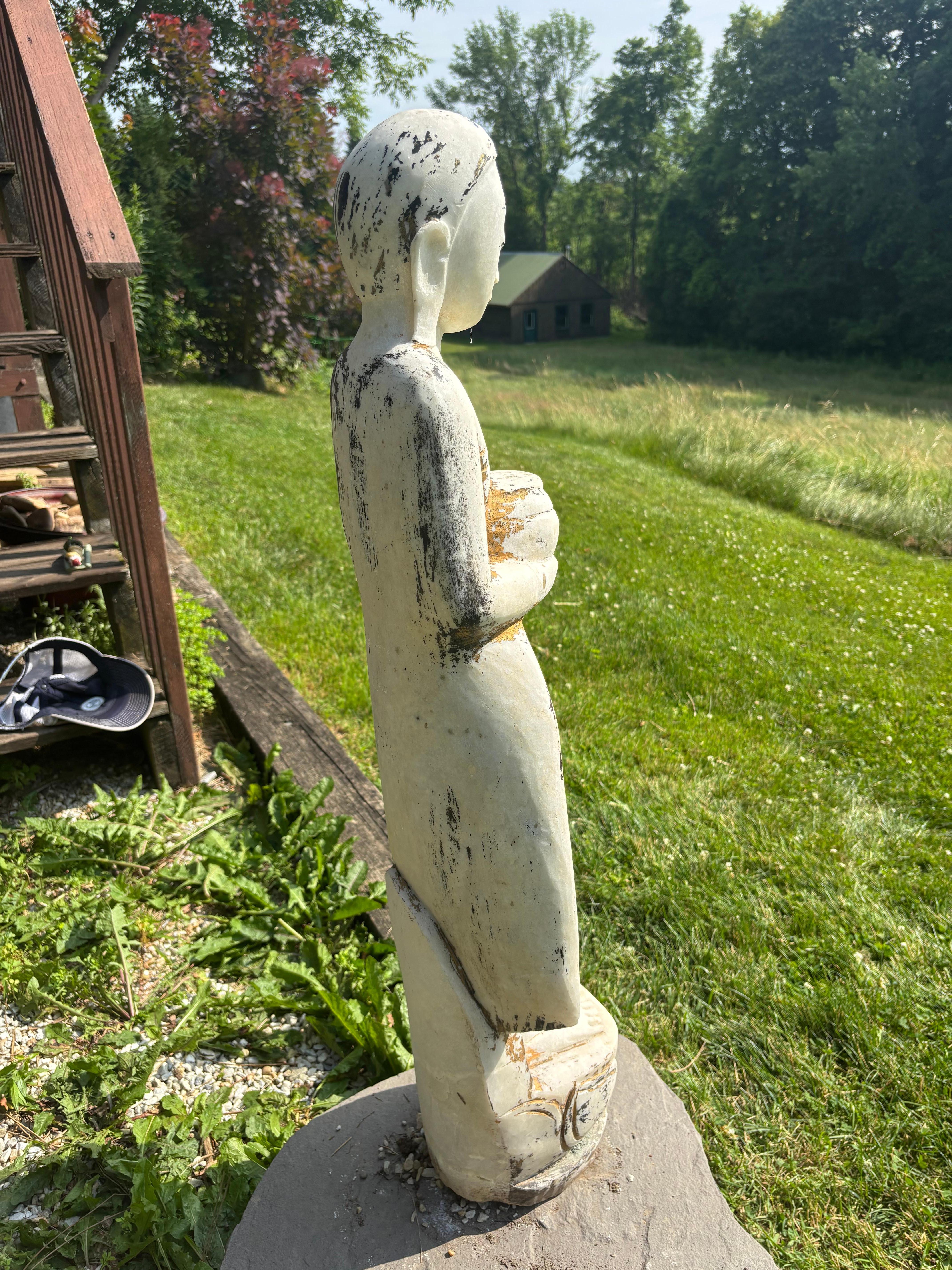 Birmanie  Ancienne gardienne de jardin en pierre dorée et sculptée à la main avec un beau visage Bon état - En vente à South Burlington, VT