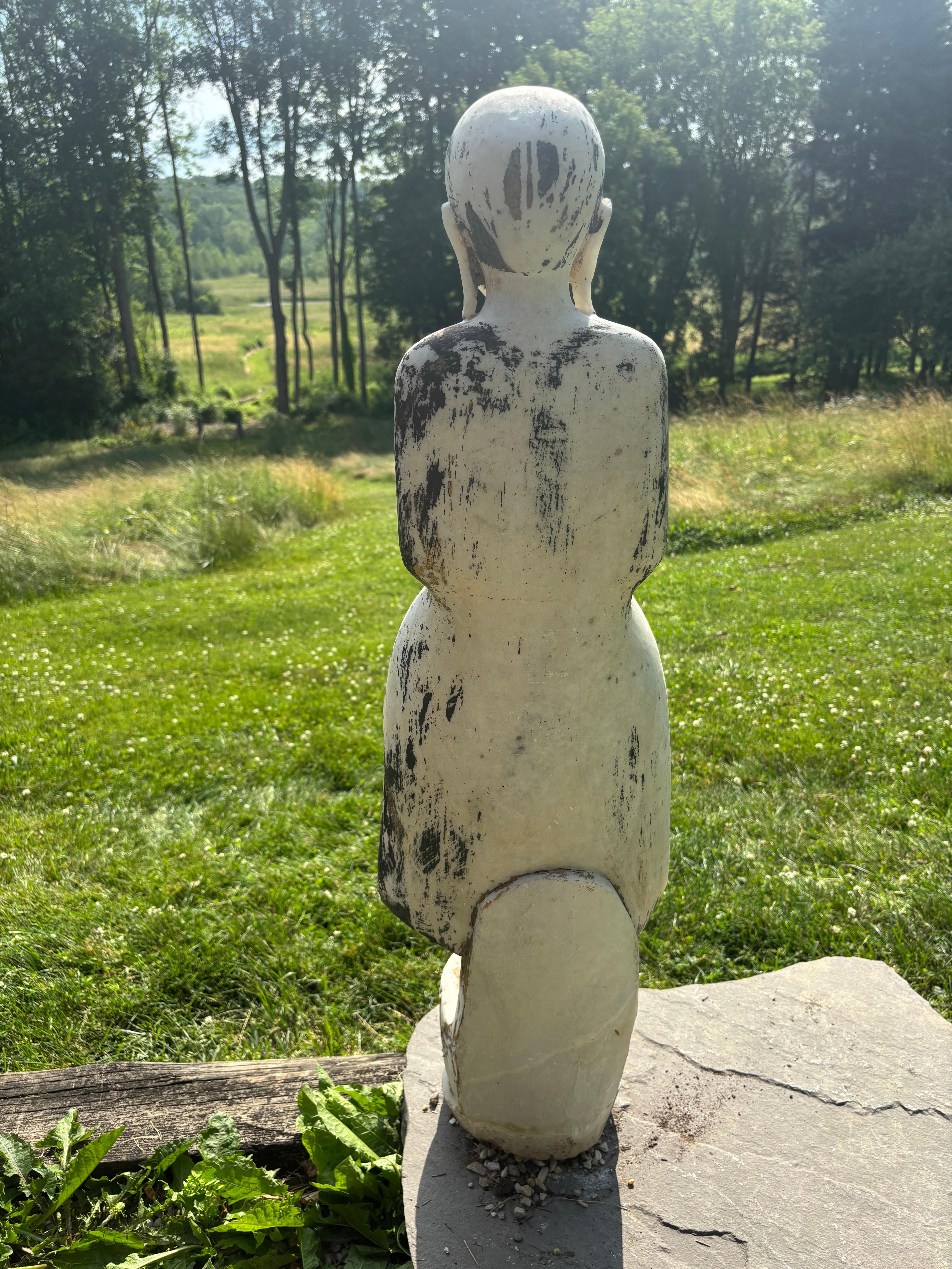 20ième siècle Birmanie  Ancienne gardienne de jardin en pierre dorée et sculptée à la main avec un beau visage en vente