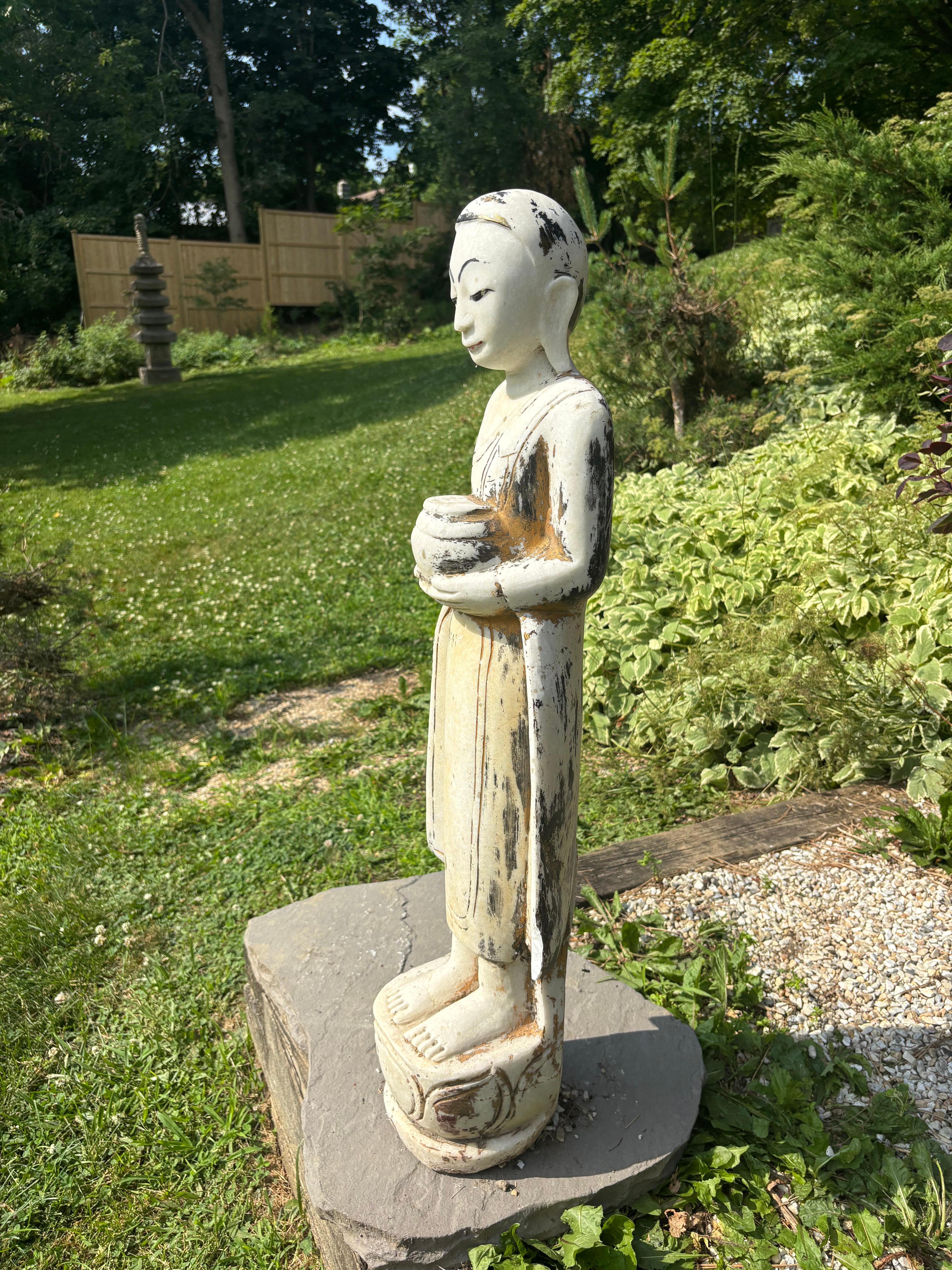 Albâtre Birmanie  Ancienne gardienne de jardin en pierre dorée et sculptée à la main avec un beau visage en vente