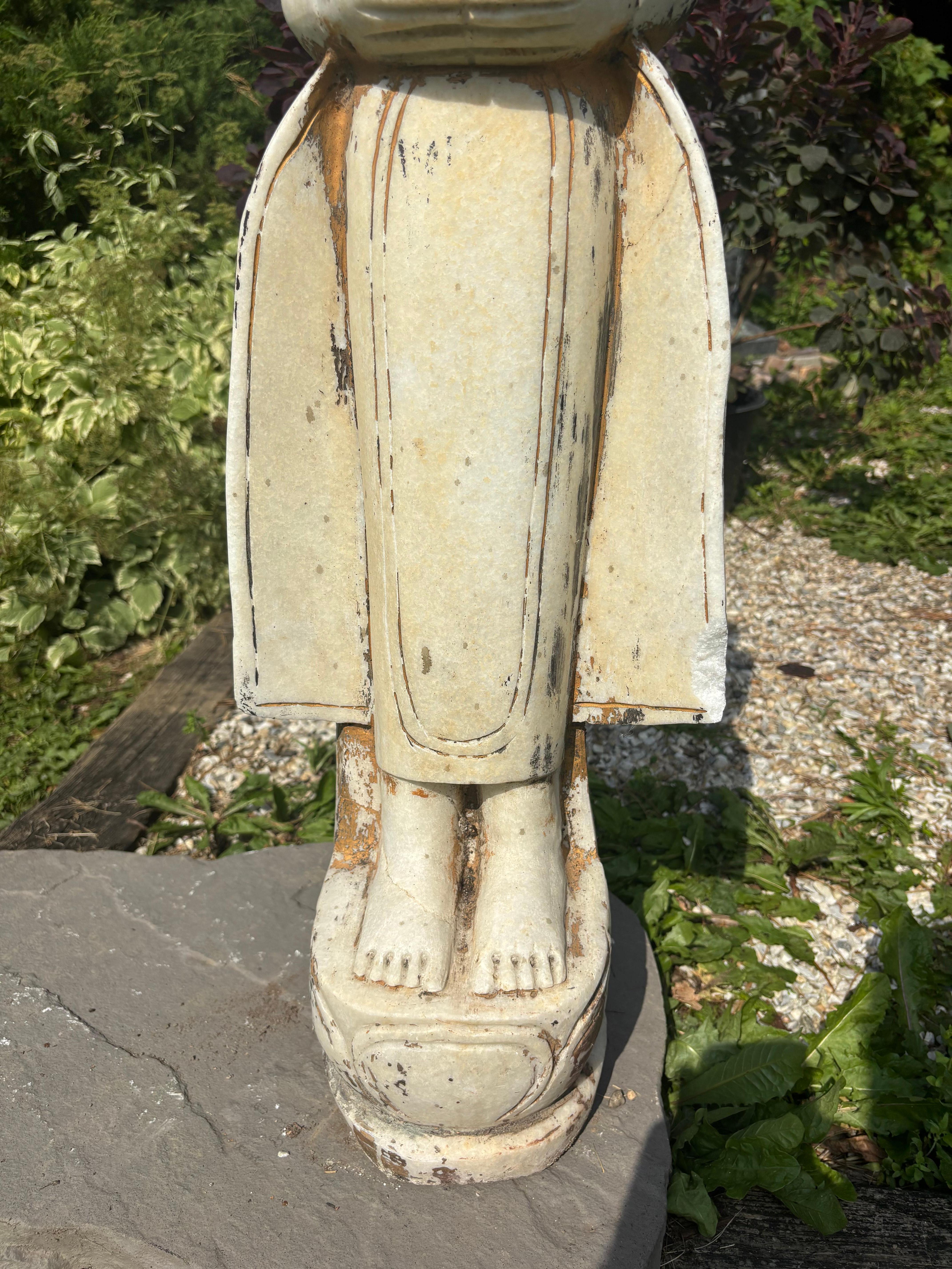 Birmanie  Ancienne gardienne de jardin en pierre dorée et sculptée à la main avec un beau visage en vente 1