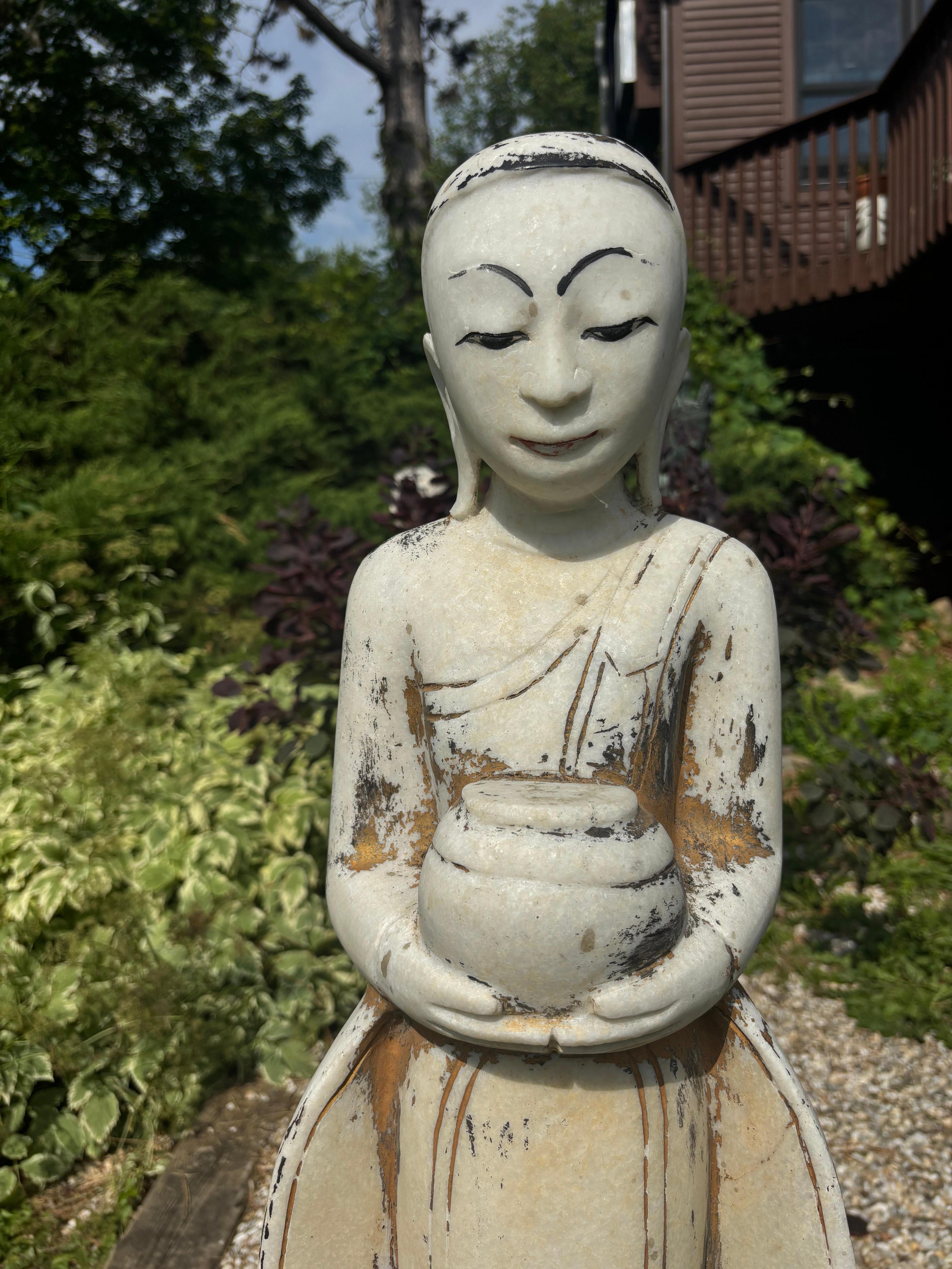 Birmanie  Ancienne gardienne de jardin en pierre dorée et sculptée à la main avec un beau visage en vente 2