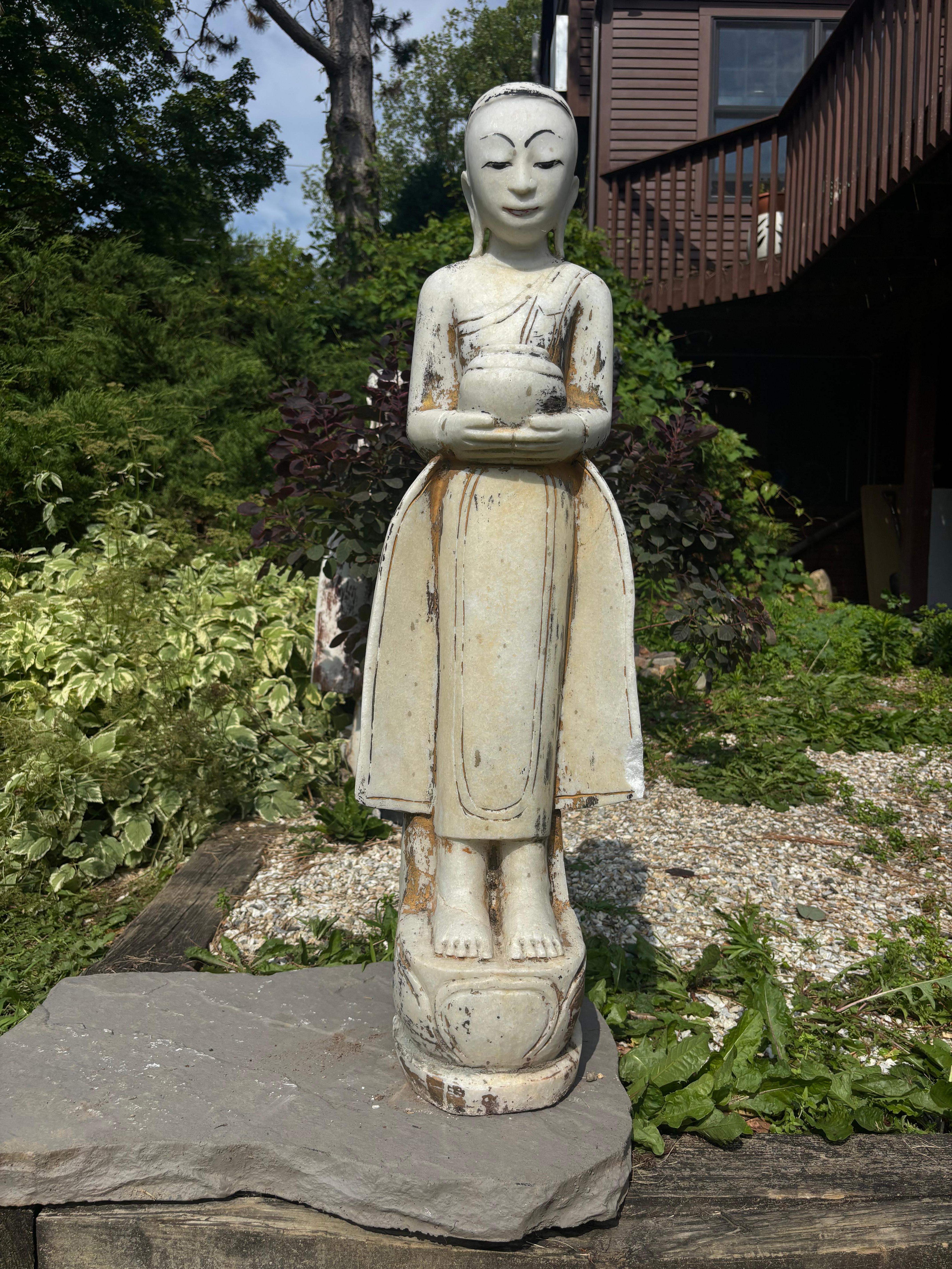 Birmanie  Ancienne gardienne de jardin en pierre dorée et sculptée à la main avec un beau visage en vente 3