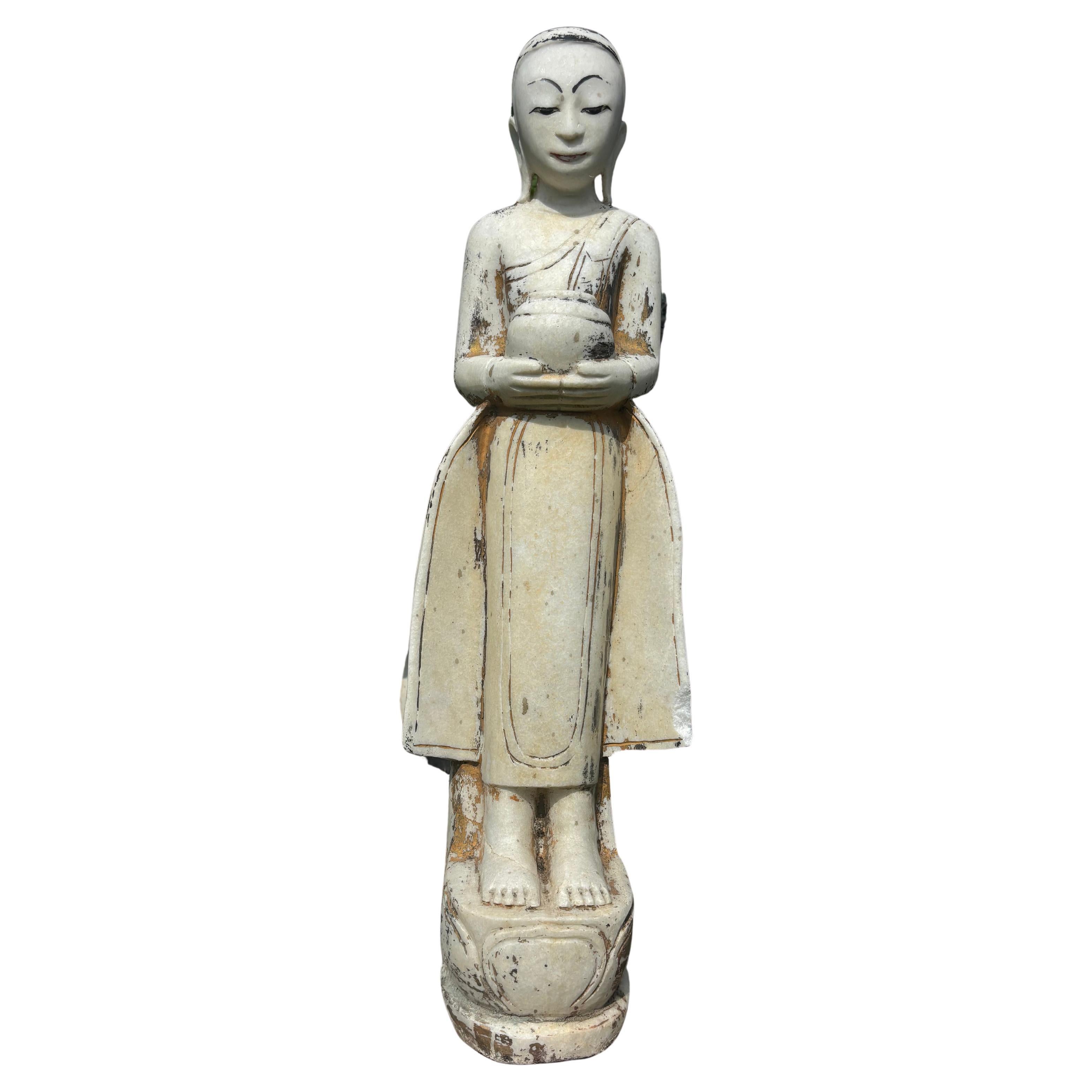Birmanie  Ancienne gardienne de jardin en pierre dorée et sculptée à la main avec un beau visage