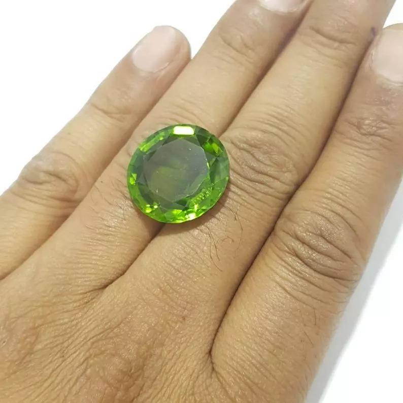 Burma Peridot 26Cts Cut Stone Natural Green Peridot Vintage Collecton In New Condition For Sale In Chicago, IL