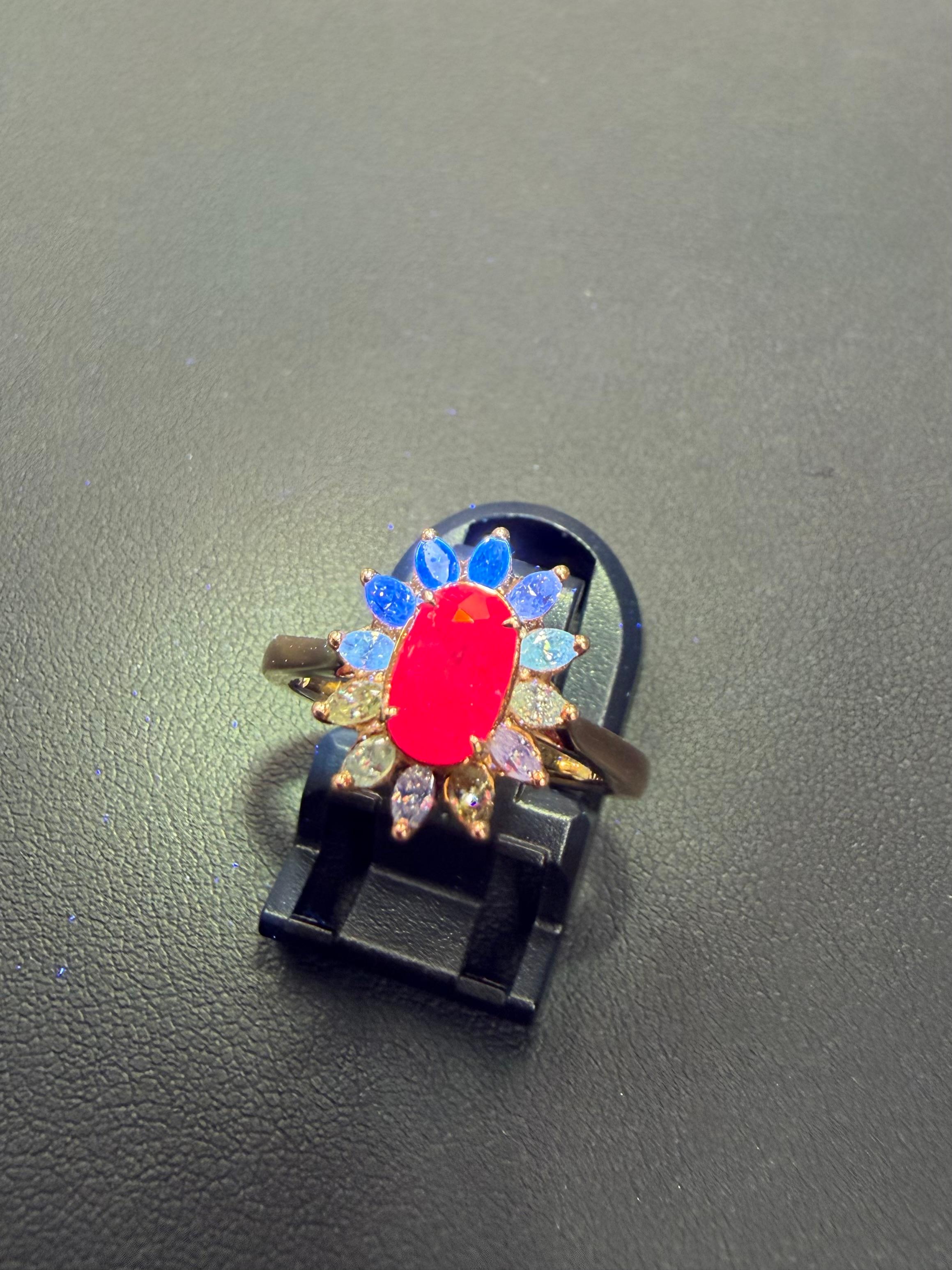 Contemporain Bague fleur en rubis rouge sang de pigeon de Birmanie et diamant marquise. Or rose 18 carats. en vente
