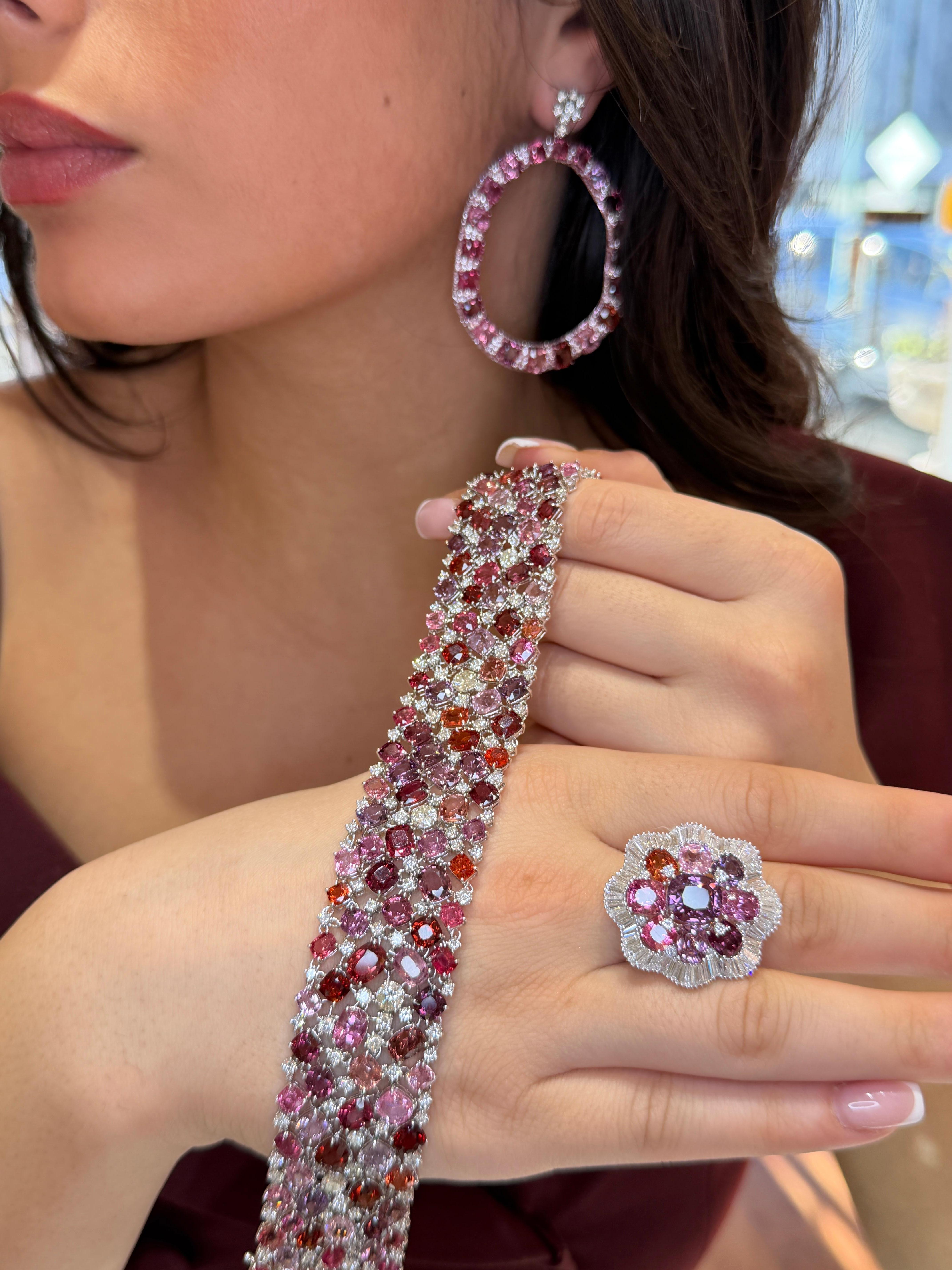 Une magnifique bague en spinelle de Birmanie naturelle de 10,53 carats, réalisée en or blanc massif 18 carats et conçue comme une pièce d'apparat importante et de grande envergure. Présentant une palette ombrée rose-magenta à couper le souffle, la