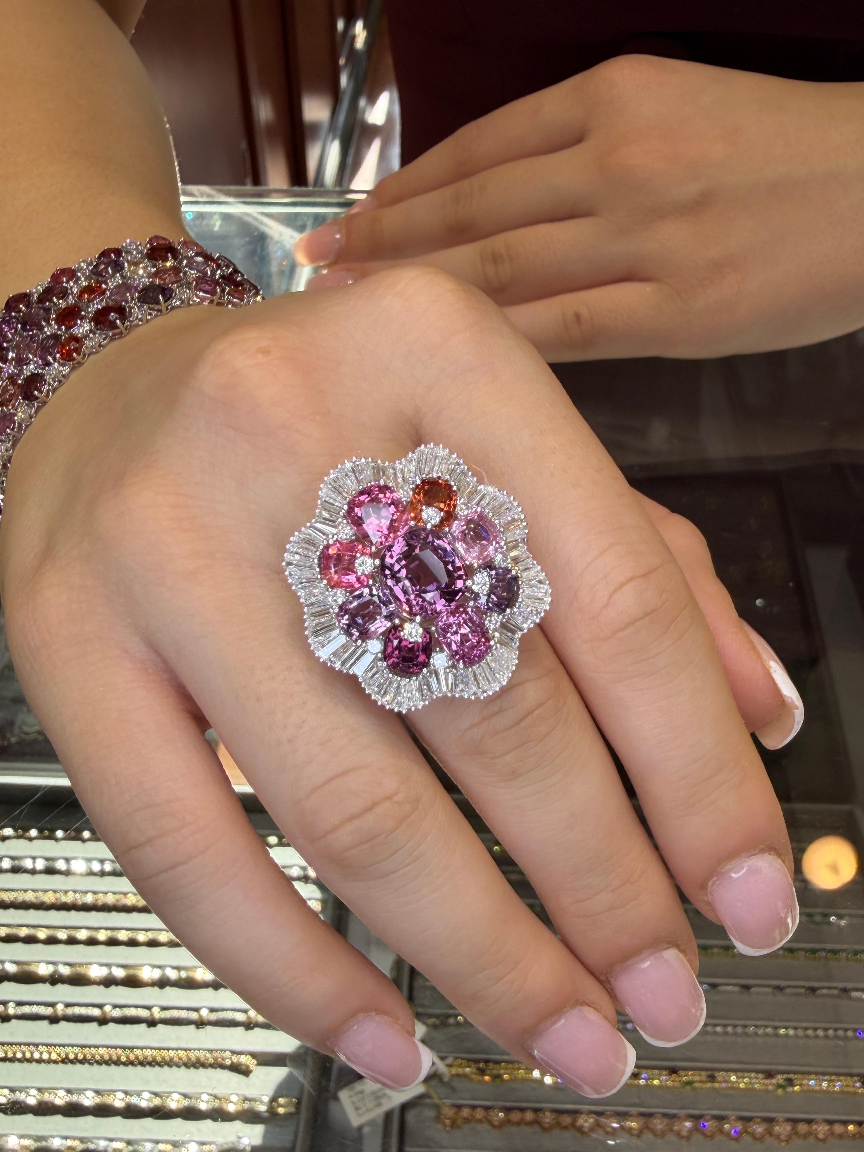 Contemporain Bague de déclaration avec spinelle rose de Birmanie 10,53ct et diamant baguette en blanc 18K en vente