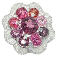 Burma Pink Spinel 10,53ct
Diamant Baguette Cluster Statement Ring in 18K Weiß