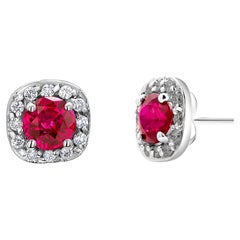 Clous d'oreilles en or blanc de 1,35 carat avec rubis rouge de Birmanie et halo de diamants de 0,35 pouce