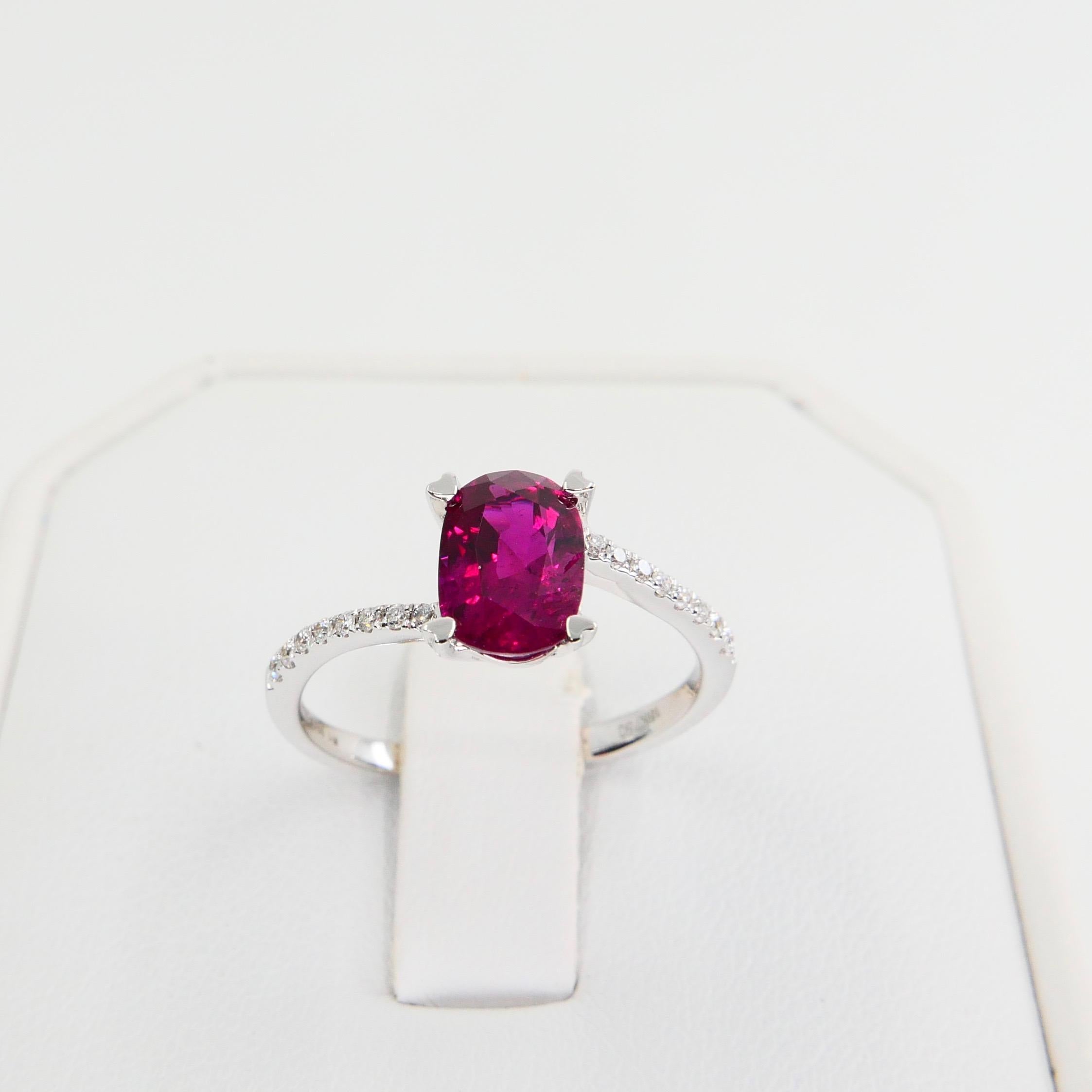 Contemporary Burma Ruby 1.39 Carat and Diamond Ring, 18 Karat Gold, Heart Shaped Prongs For Sale