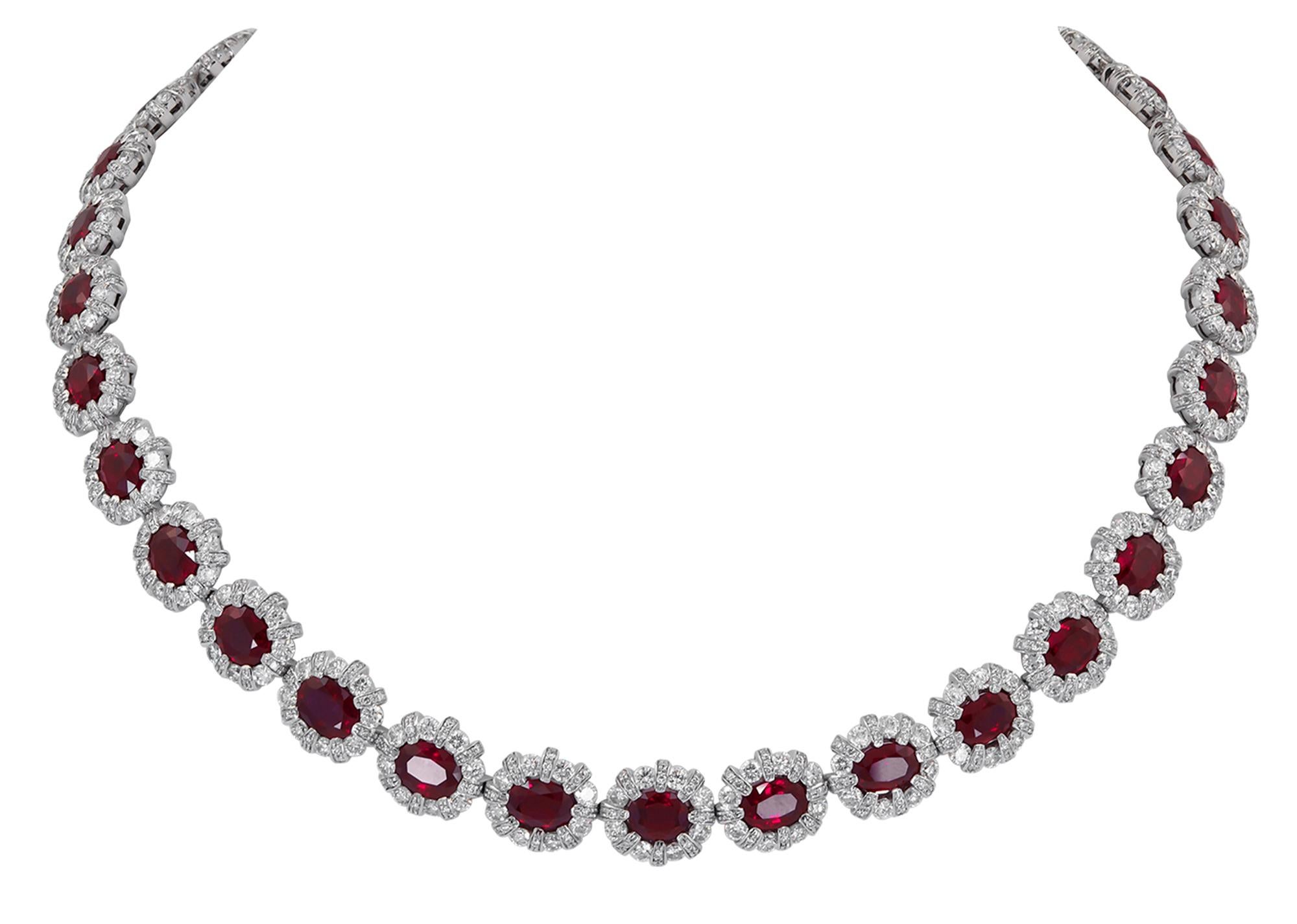 Un magnifique collier agrémenté de rubis chauffés de Birmanie et de diamants, sertis dans de l'or blanc 18K.
33 rubis ovales d'un poids total de 34,81 carats.
Accompagné d'un certificat AGL # 1098179 indiquant que les rubis sont d'origine birmane