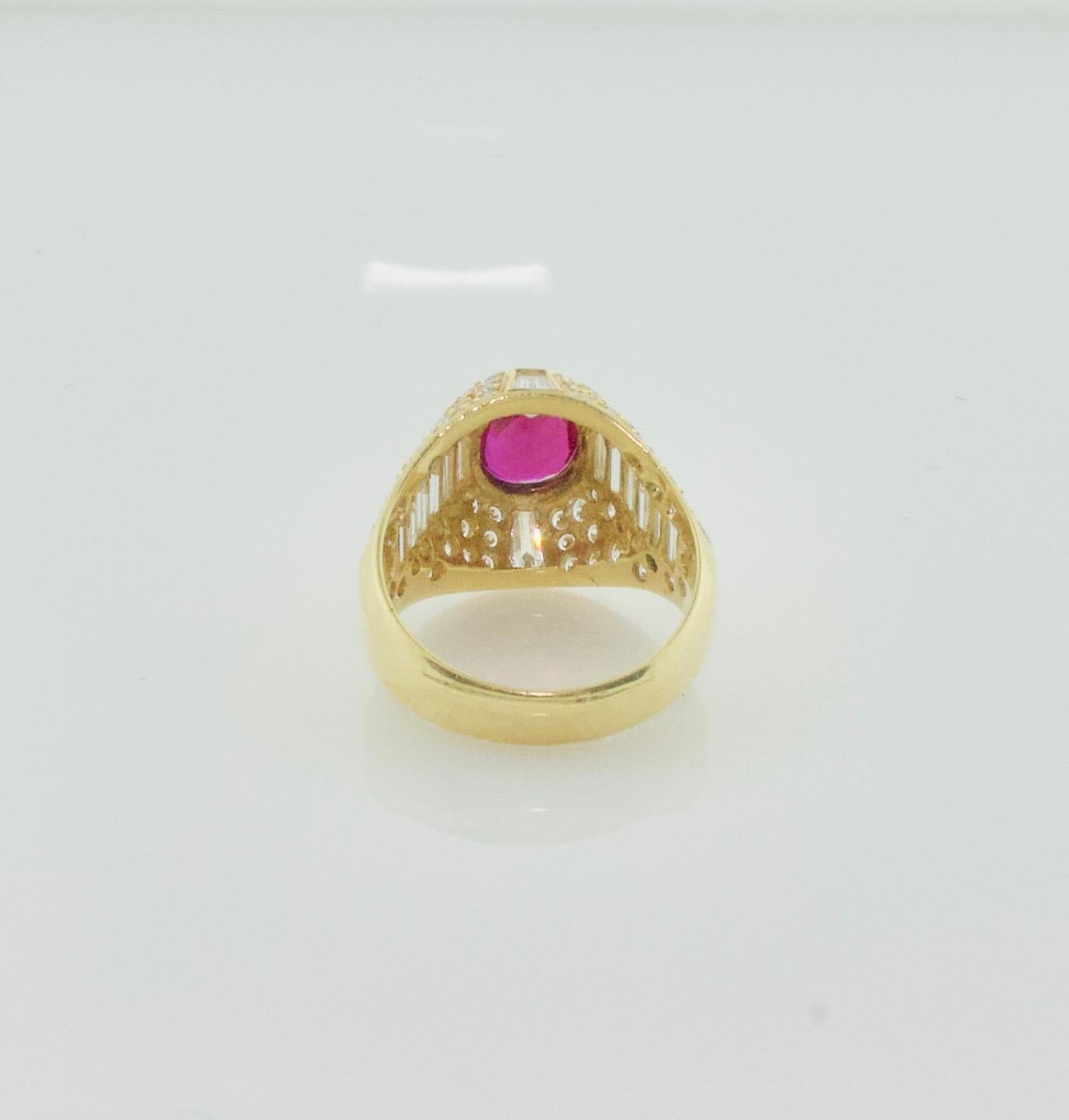 Moderne Bague à anneau de style cigare en or jaune 18 carats avec rubis de Birmanie et diamants en vente