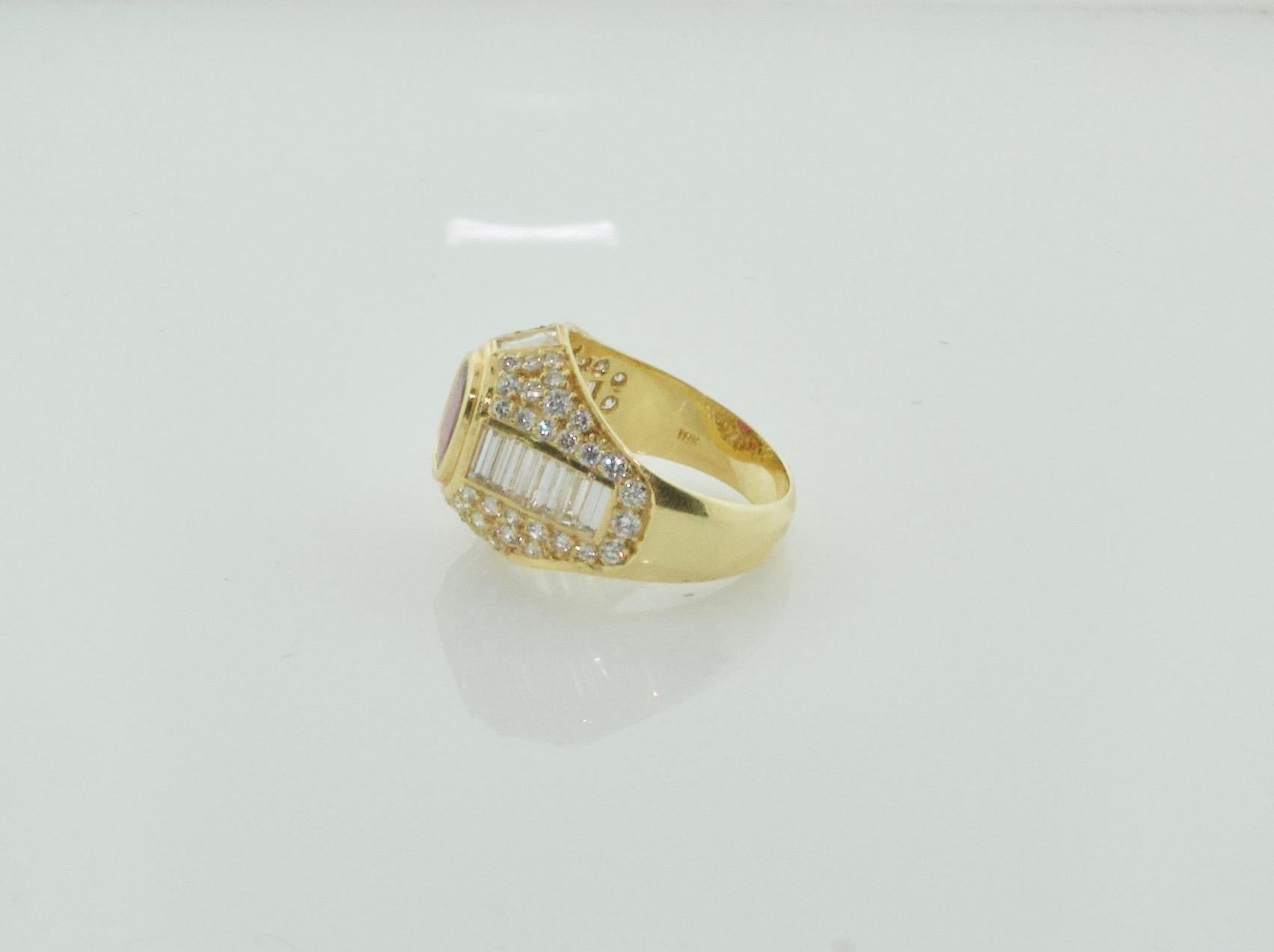 Taille ovale Bague à anneau de style cigare en or jaune 18 carats avec rubis de Birmanie et diamants en vente