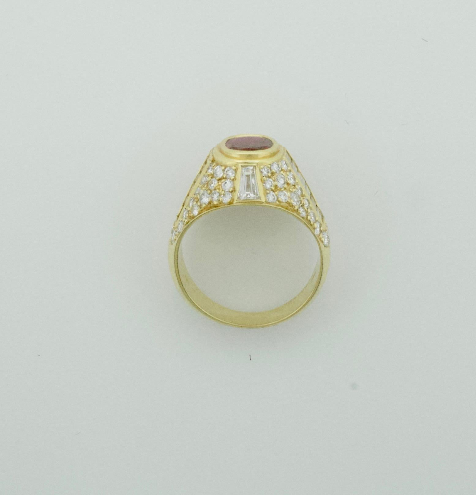 Bague à anneau de style cigare en or jaune 18 carats avec rubis de Birmanie et diamants Neuf - En vente à Wailea, HI
