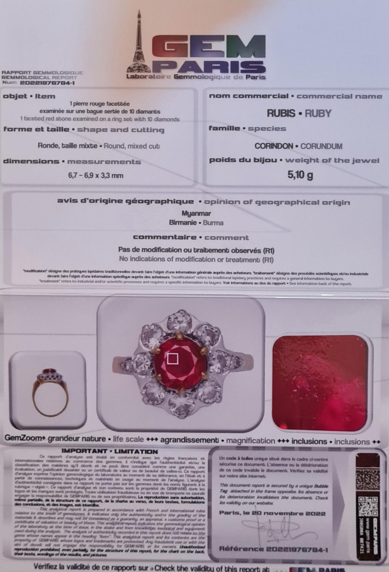 Décorée d'un motif floral retenant un rubis rond d'environ 1,10 carat dans une monture de diamants taillés en brillant. Monture en platine et or jaune 18 carats. Travail français.
Certificat Gem Paris : Birmanie - non chauffé.
Taille : 6 1/2
Poids