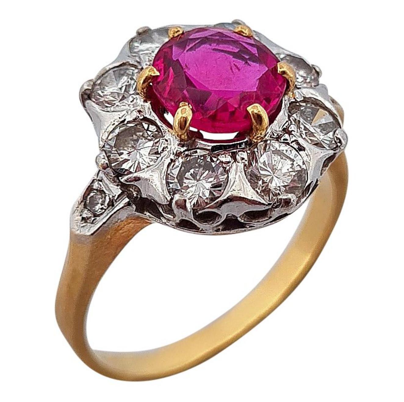 Taille ovale Bague grappe de rubis de Birmanie et de diamants en vente