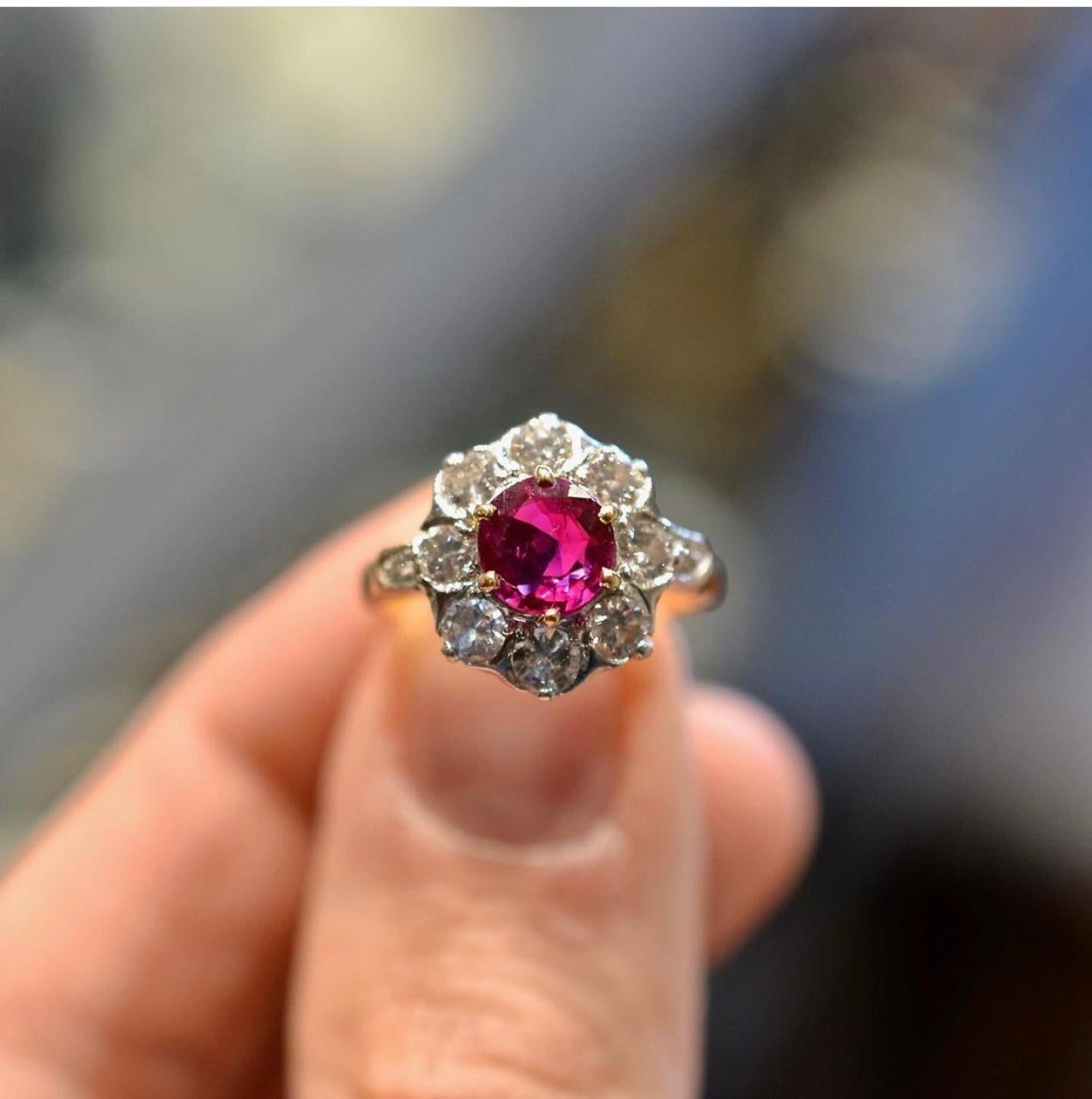 Bague grappe de rubis de Birmanie et de diamants Excellent état - En vente à Firenze, IT