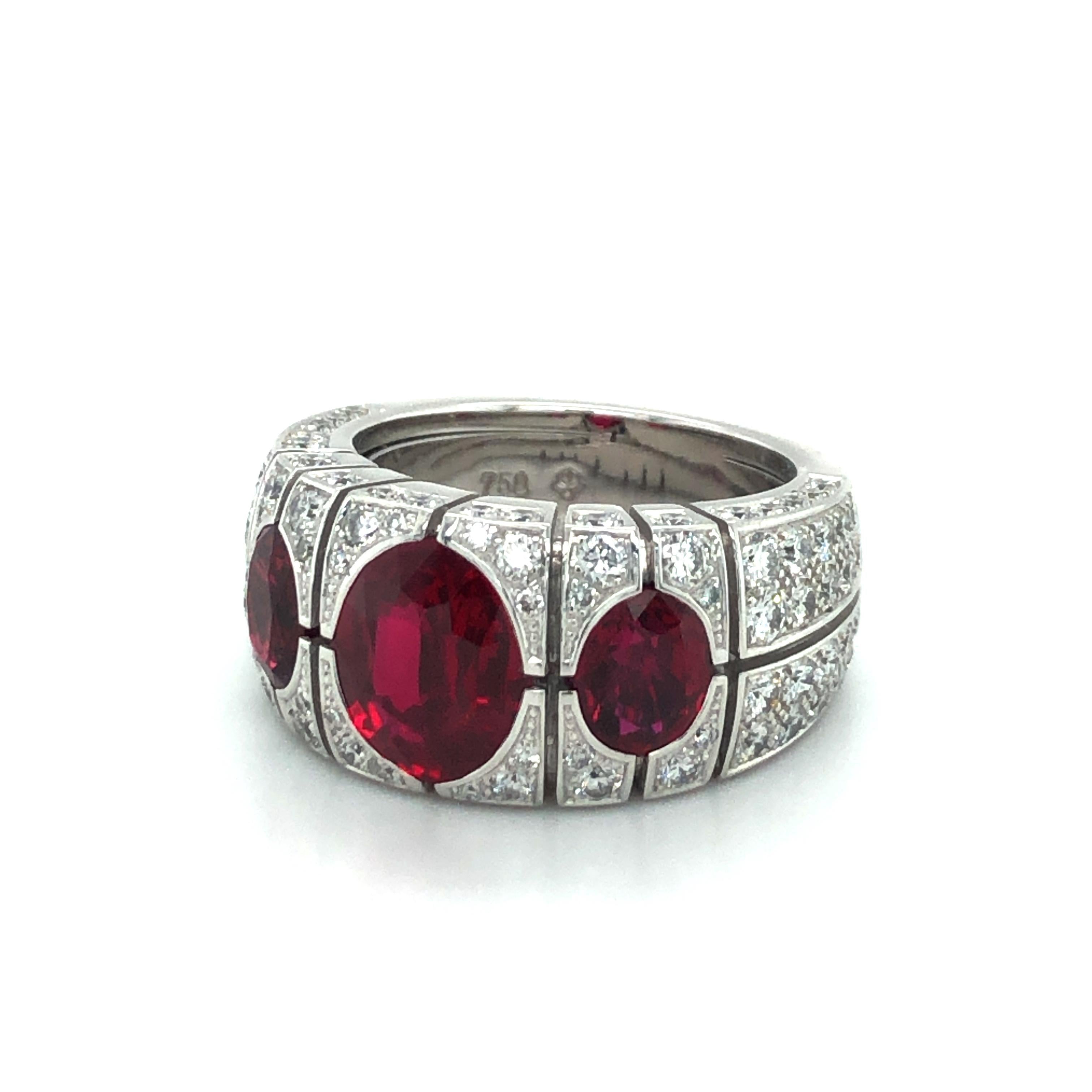 This stunning ring by reknown Swiss jeweller Péclard features an oval-shaped, vibrantly coloured 2.36 carat Burma ruby. Flanked by two oval-shaped equally lively rubies of approximately 1.00 carat each.
The setting is artfully crafted in 18 karat