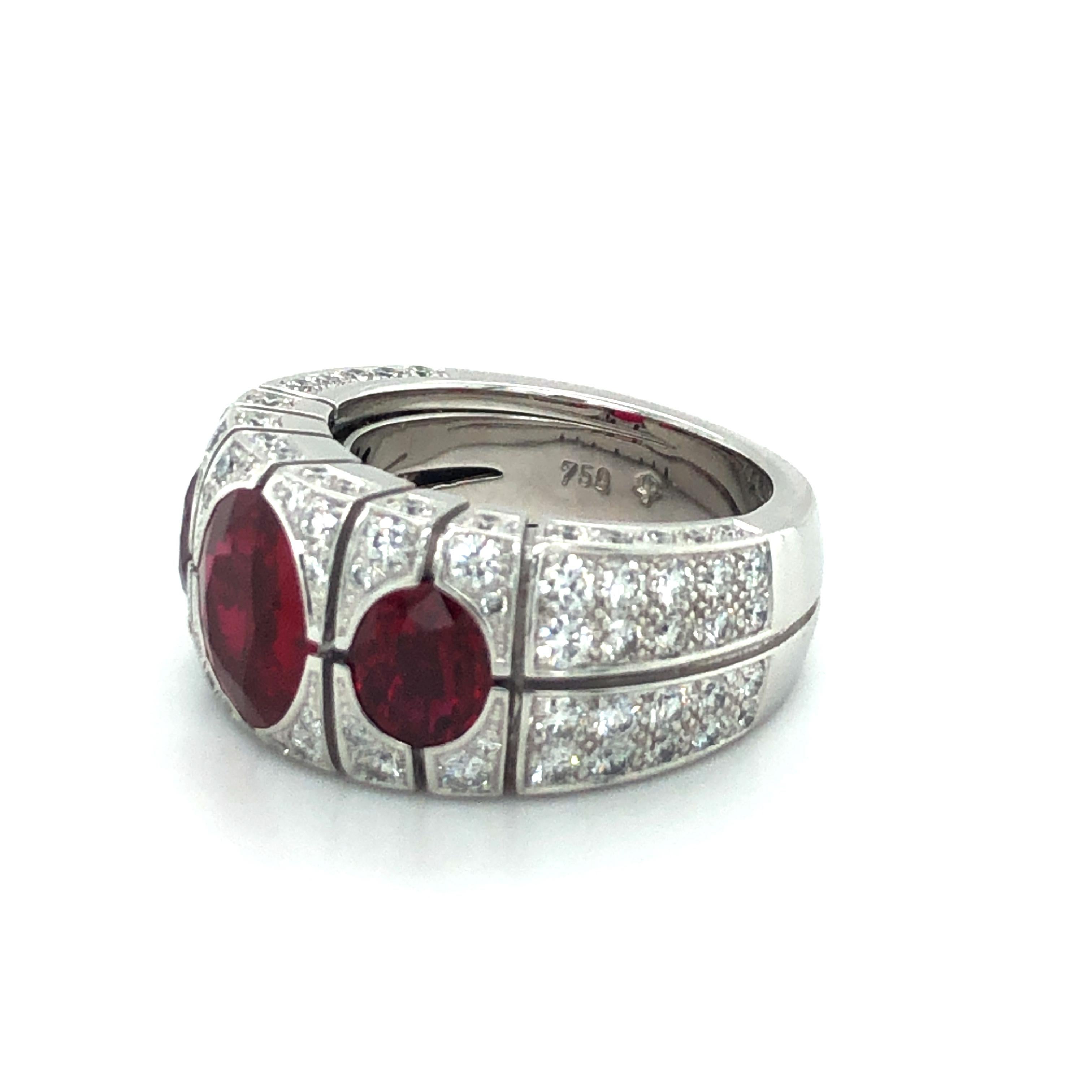 Burma Ruby and Diamond Ring by Péclard in 18 Karat White Gold In Excellent Condition For Sale In Lucerne, CH