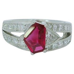 Ring mit burmesischem Rubin und Diamanten, zertifiziert