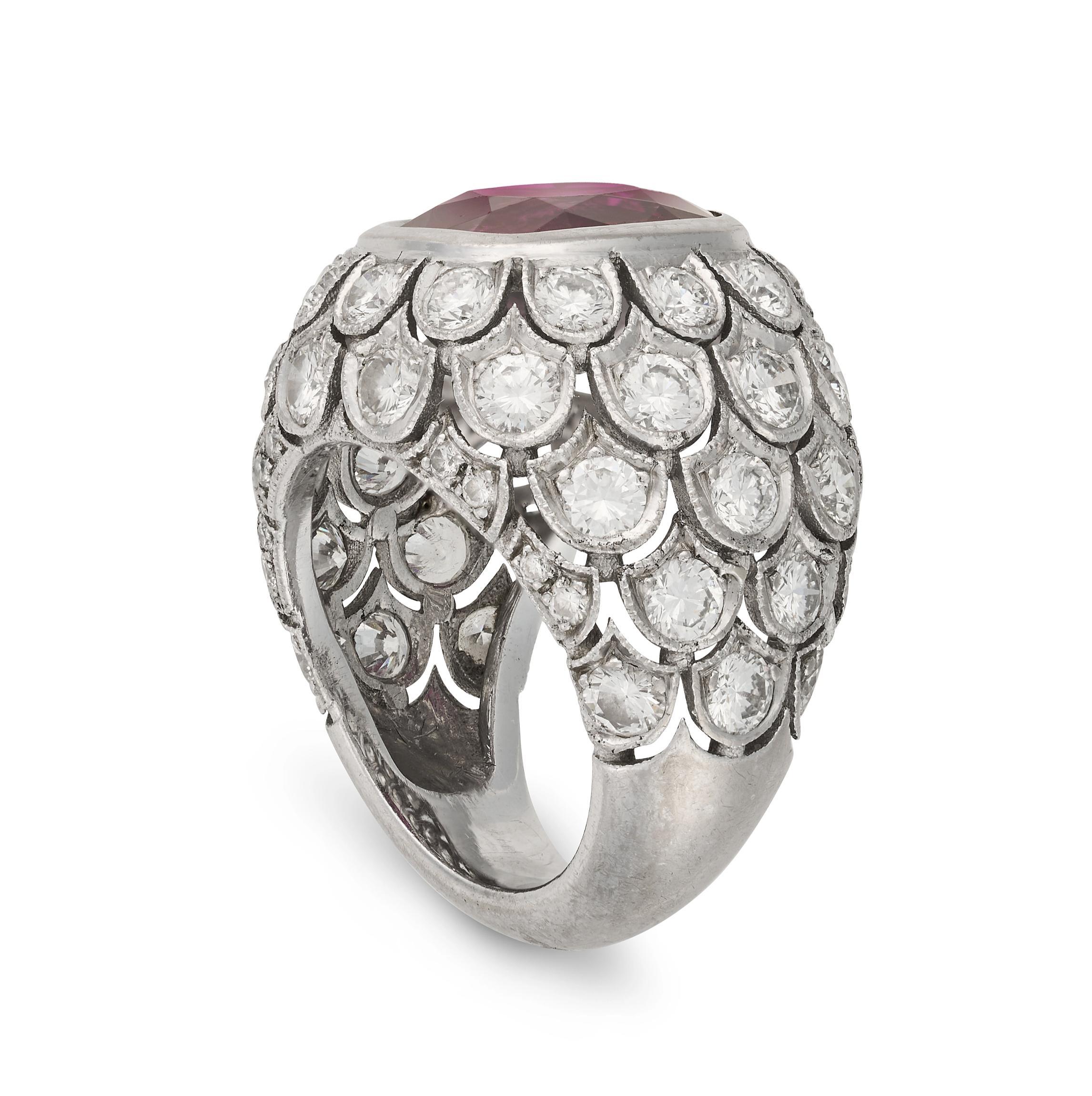 Anello con rubino e diamante Burma 

Dettagli:
In oro bianco, con rubino taglio cuscino di circa 3,60 carati e diamanti rotondi taglio brillante, per un totale di 3,0-3,2 carati.
Nessun trattamento termico.
Peso: 10.3 grammi

In ottime condizioni