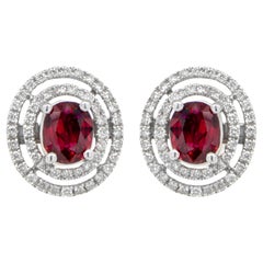 Clous d'oreilles en or blanc 18 carats, rubis de Birmanie et diamants de 3,28 carats au total