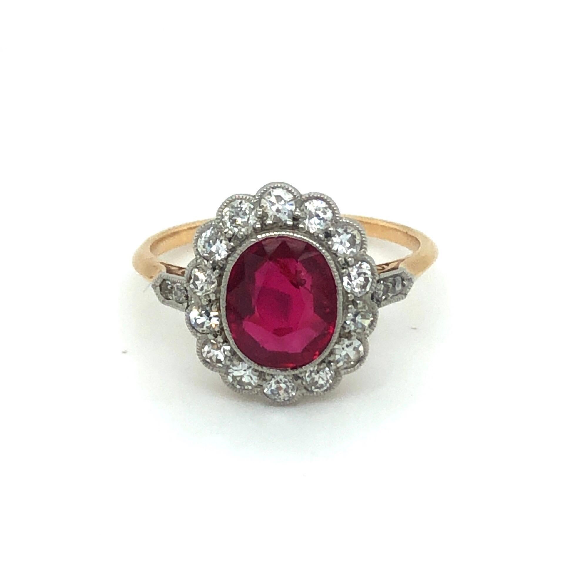 Ring aus Rotgold und Platin mit Rubinen und Diamanten aus Birma, um 1910.
Bezaubernder Ring aus der Belle Epoque, gefertigt aus 14 Karat Roségold und Platin, besetzt mit einem ovalen, unerhitzten burmesischen Rubin von ca. 1,2 Karat, umgeben von 18