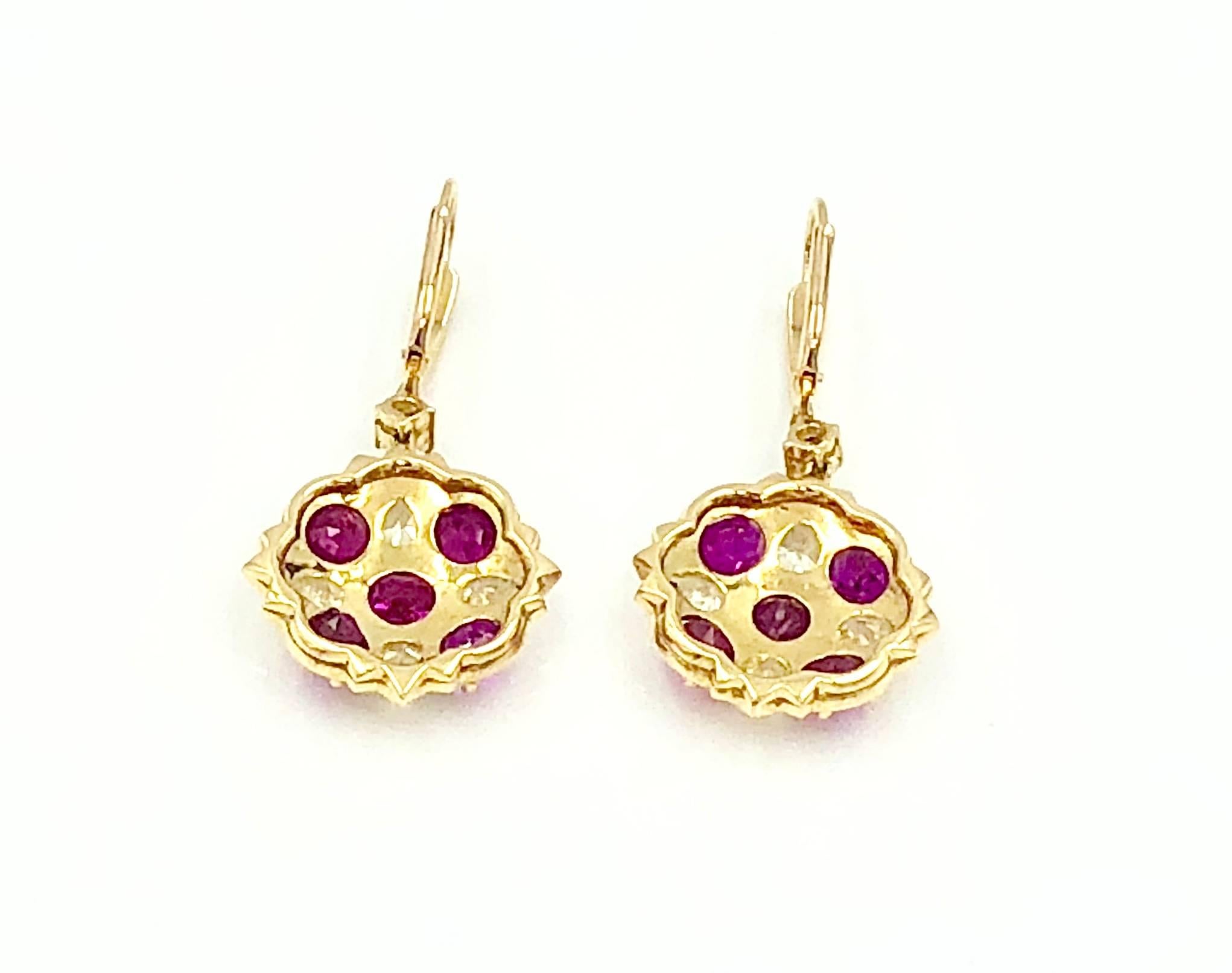 A modern roundish pair of earrings combining antique Burmese rubies and yellow diamonds. A brave match resulting in an exquisite and colorful piece of jewelry.

10 Burma Rubies (7,80ct), Diamond  (5,45 ct)