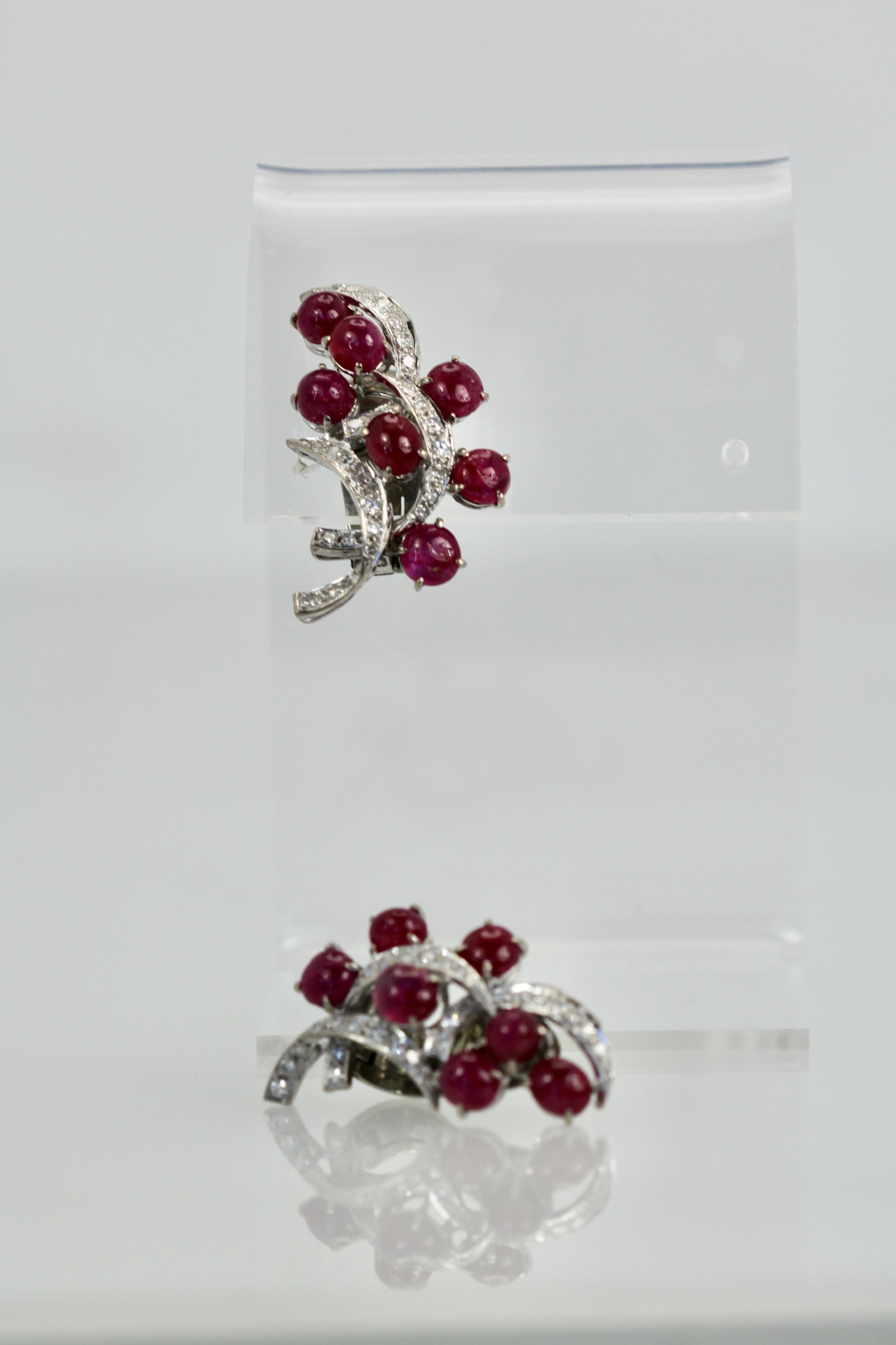 Diese wunderschönen Burma-Rubin-Ohrringe sind aus Burma-Cabochon-Rubinen gefertigt.  Diese Rubine sind in Diamantbänder eingefasst und haben durchbrochene Rückseiten.  Jeder Rubin ist 3 cm groß und es gibt 7 pro Ohrring, insgesamt 14 Rubine.  Das