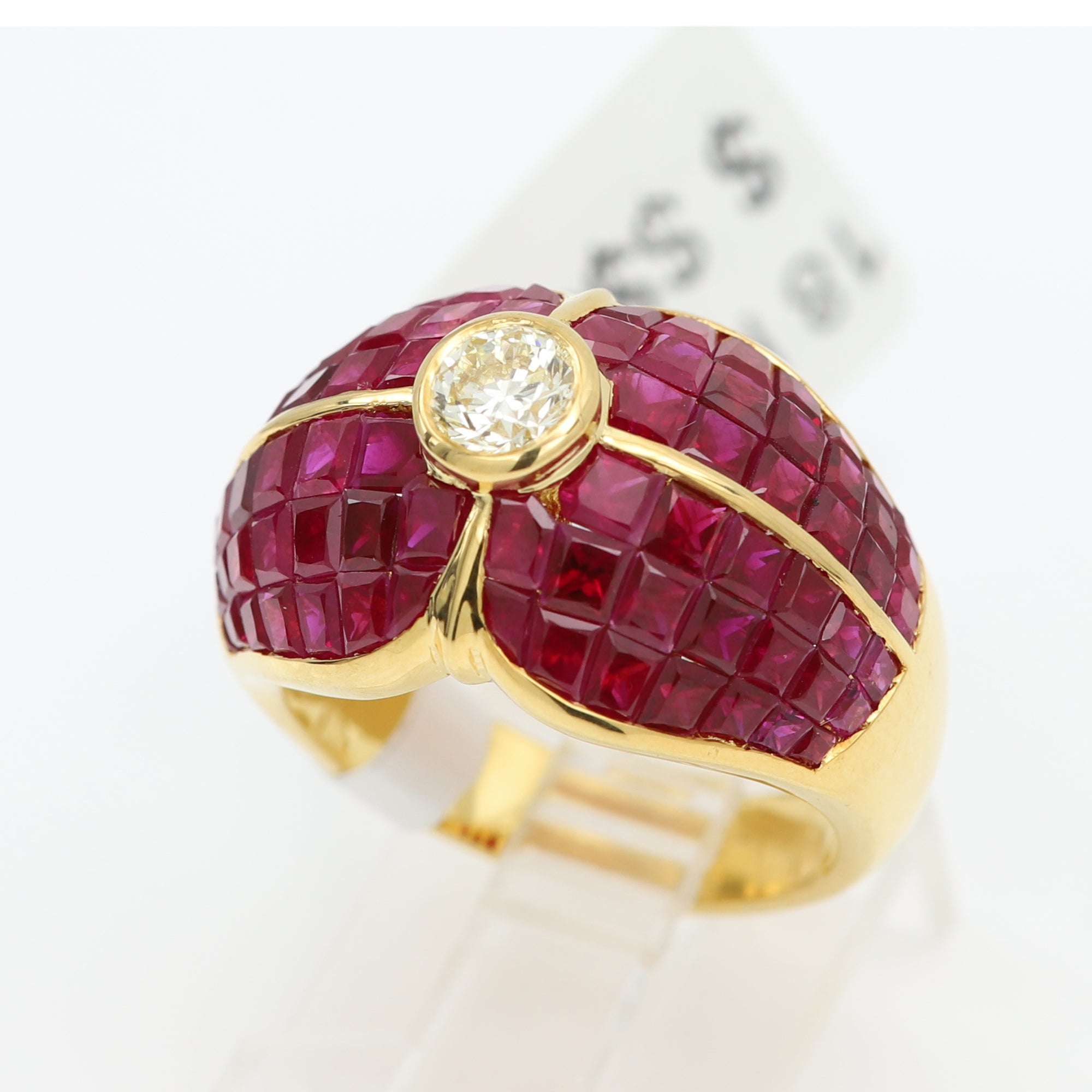 Anello Vintage, mai usato.
Rubino naturale speciale dalla Birmania
Unica cornice invisibile 
Rubino naturale quadrato e diamante naturale rotondo centrale
Oro giallo 18k Circa 13,0 grammi.
Rubino circa 7.0 carati AAA molto bello e molto rosso.
La