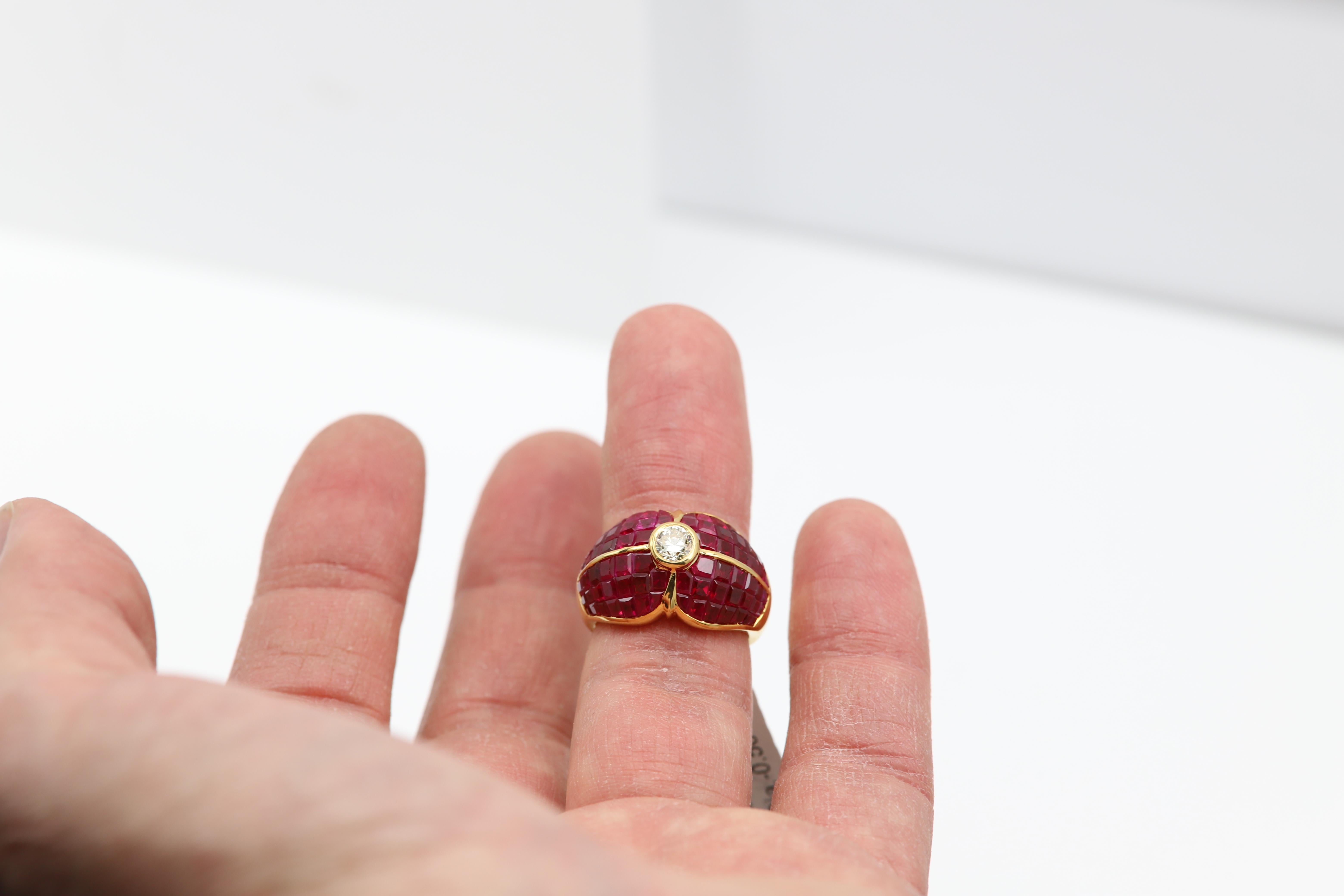 Anello con incastonatura invisibile di rubino di Burma in oro 18 carati in vendita 1