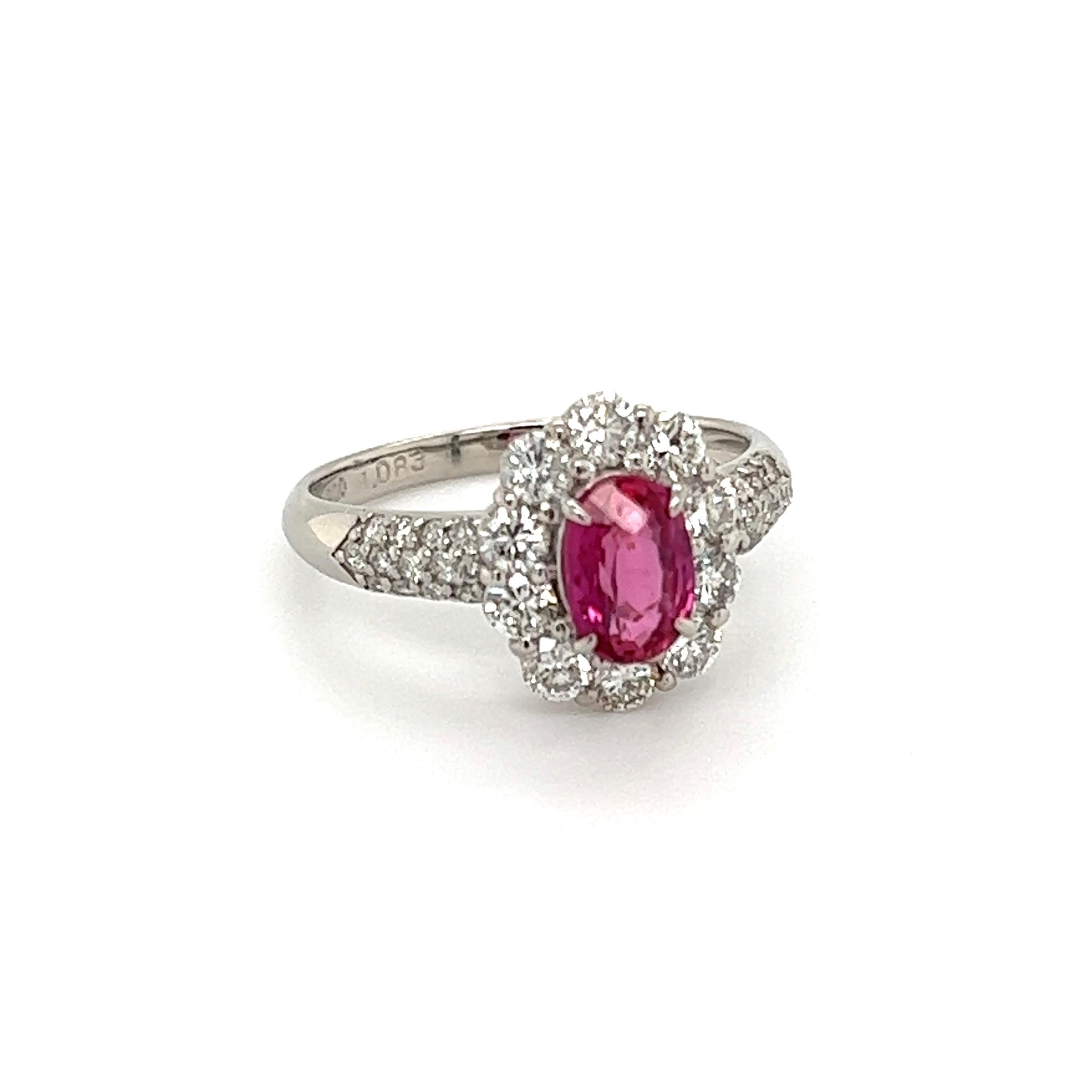 Tout simplement magnifique ! Bague en platine avec rubis et diamants. Le centre est constitué d'un rubis ovale serti à la main, pesant environ 1,08 carat. Rapport de laboratoire de la GIA #2195974816, indiquant l'origine Mozambique et AUCUNE