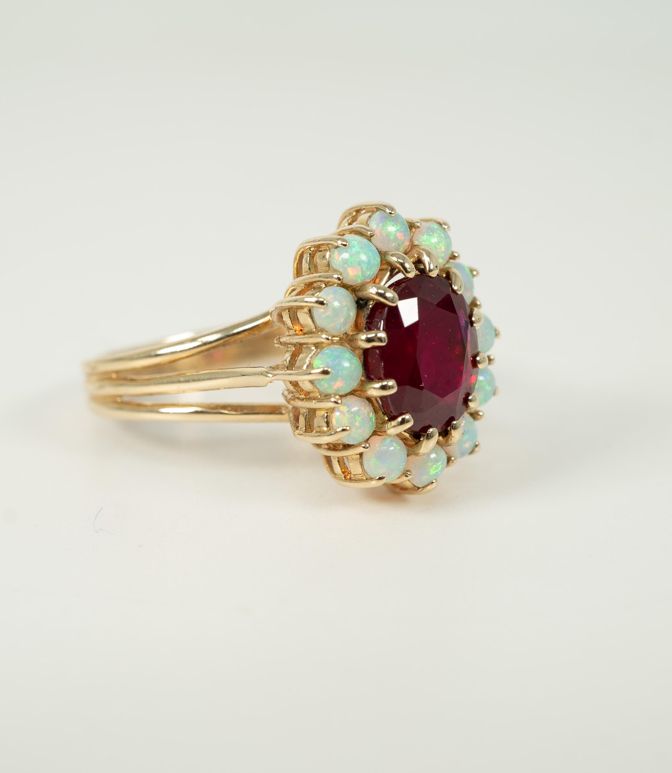 Taille ovale Bague birmane rubis opale diamant en vente