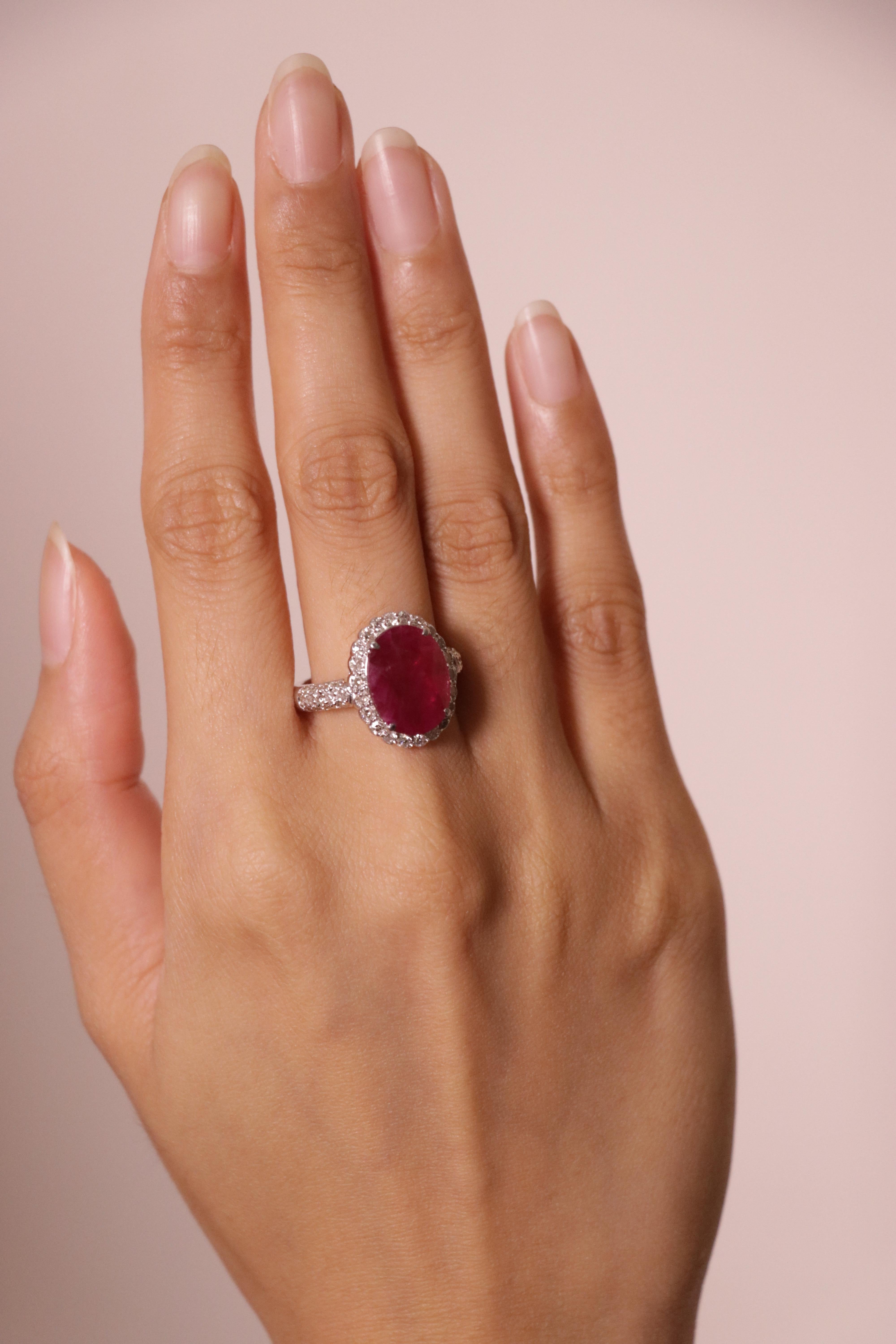Bague de fiançailles de Birmanie rubis ovale 4 carats avec diamants en vente 6