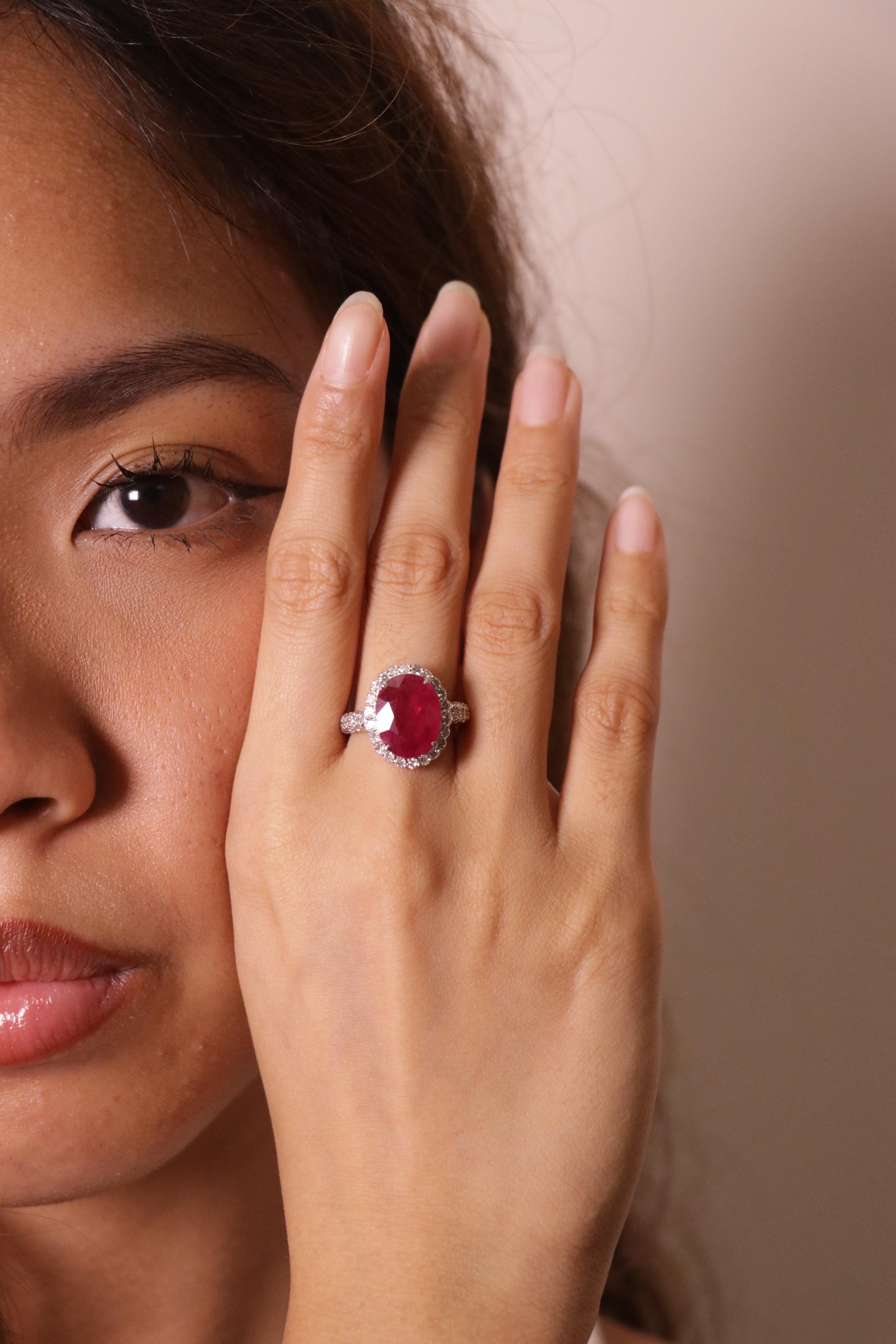 Bague de fiançailles de Birmanie rubis ovale 4 carats avec diamants en vente 7