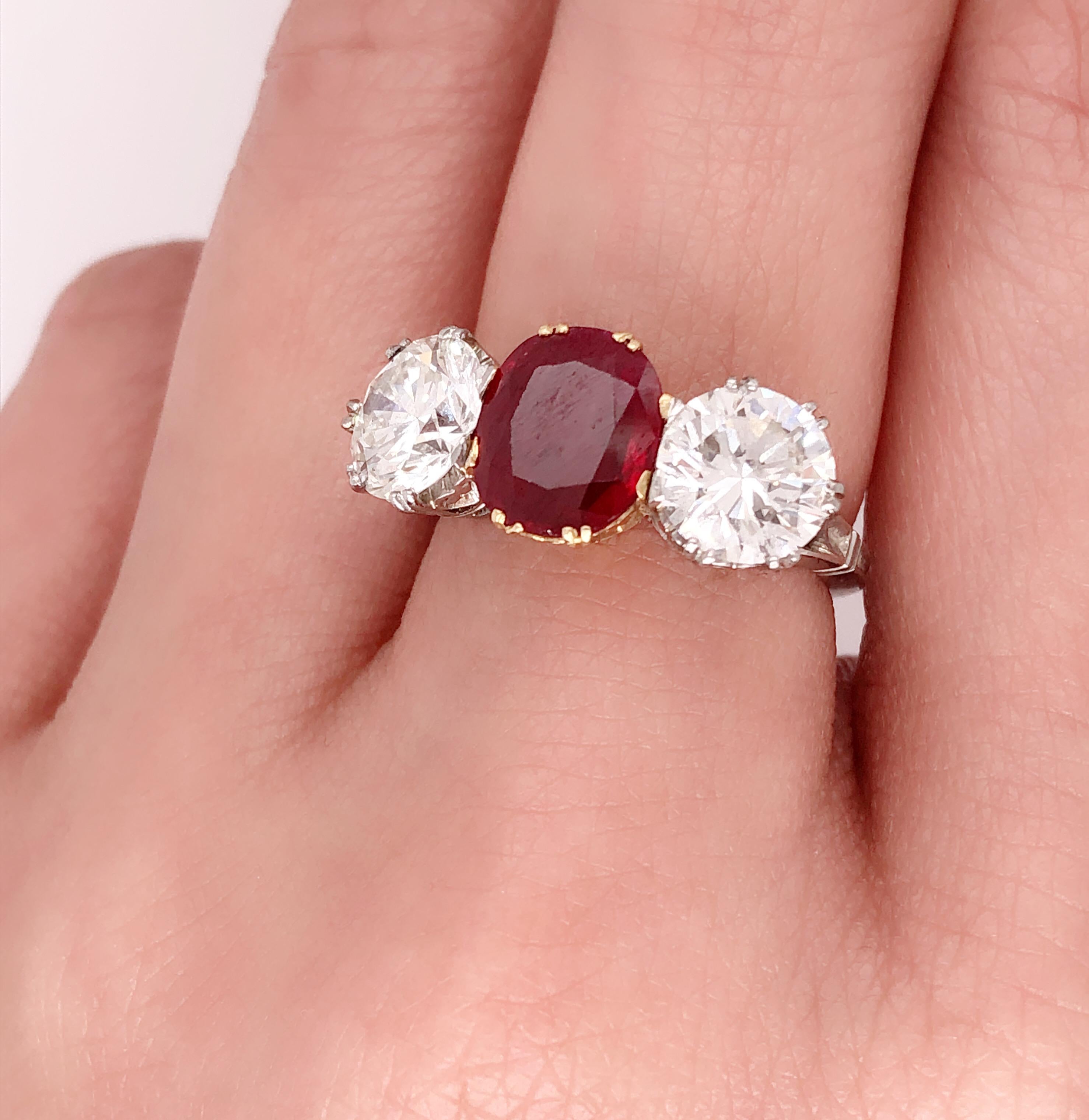 Taille ronde Bague de soirée en rubis rouge et diamant de Birmanie, bague de fiançailles en vente