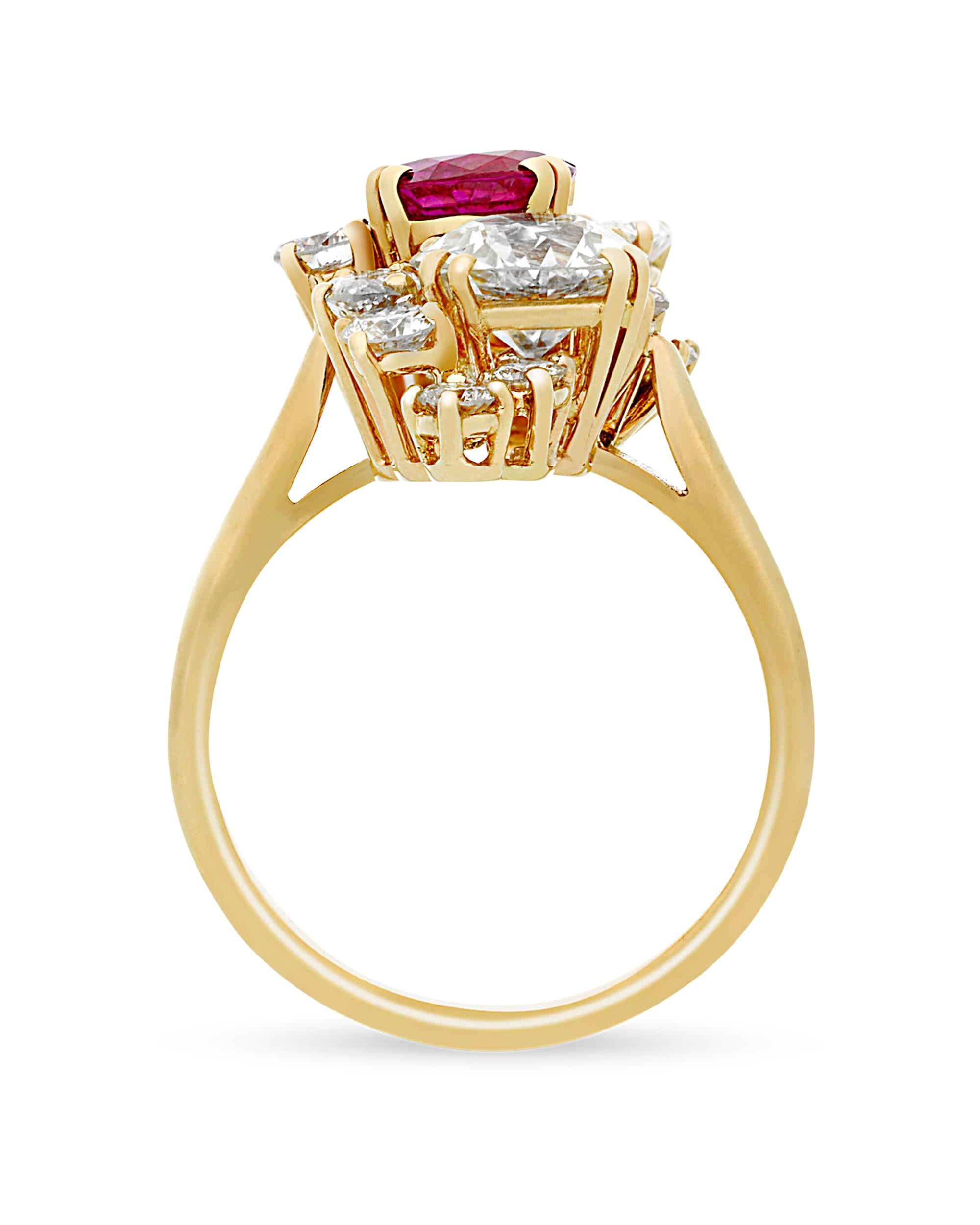 Dieser bemerkenswerte Ring mit einem Burma-Rubin von Boucheron ist eine wunderschöne Schmuckkreation von einem der berühmtesten Namen in der Luxuswelt. Der ovale Rubin von etwa 0,89 Karat wurde von den American Gemological Laboratories als