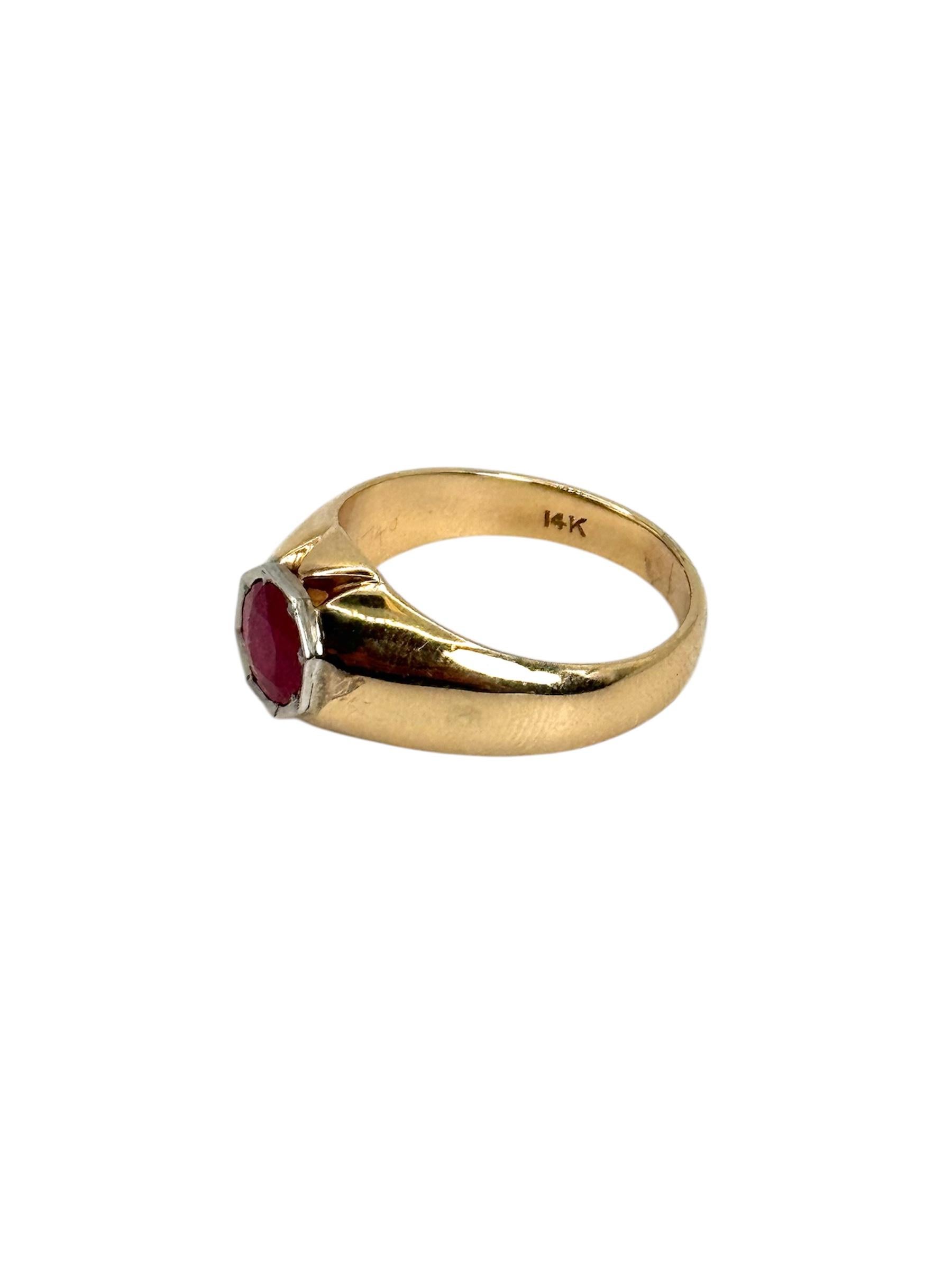 14K Yellow Gold Burma Ruby Ring In Excellent Condition For Sale In Great Neck Plaza, NY