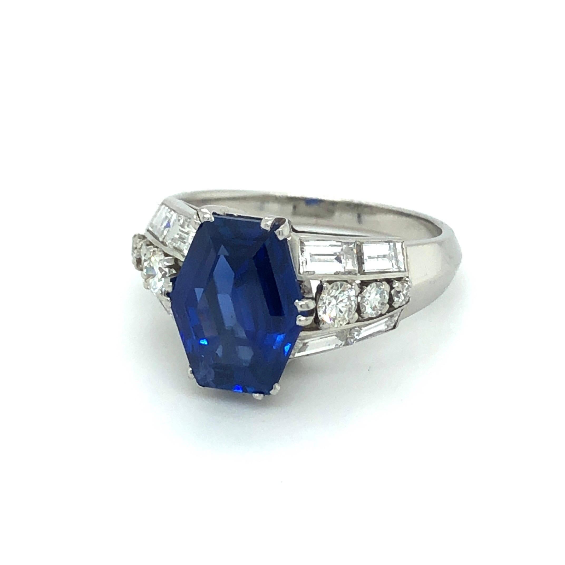 Splendid Burma sapphire and diamond platinum dress ring.
Crafted in platinum 950 and centered by a beautiful hexagonal natural Burmese sapphire of approximately 4.9 carats flanked by 8 diamond-baguettes and 6 brilliant-cut diamonds totalling about