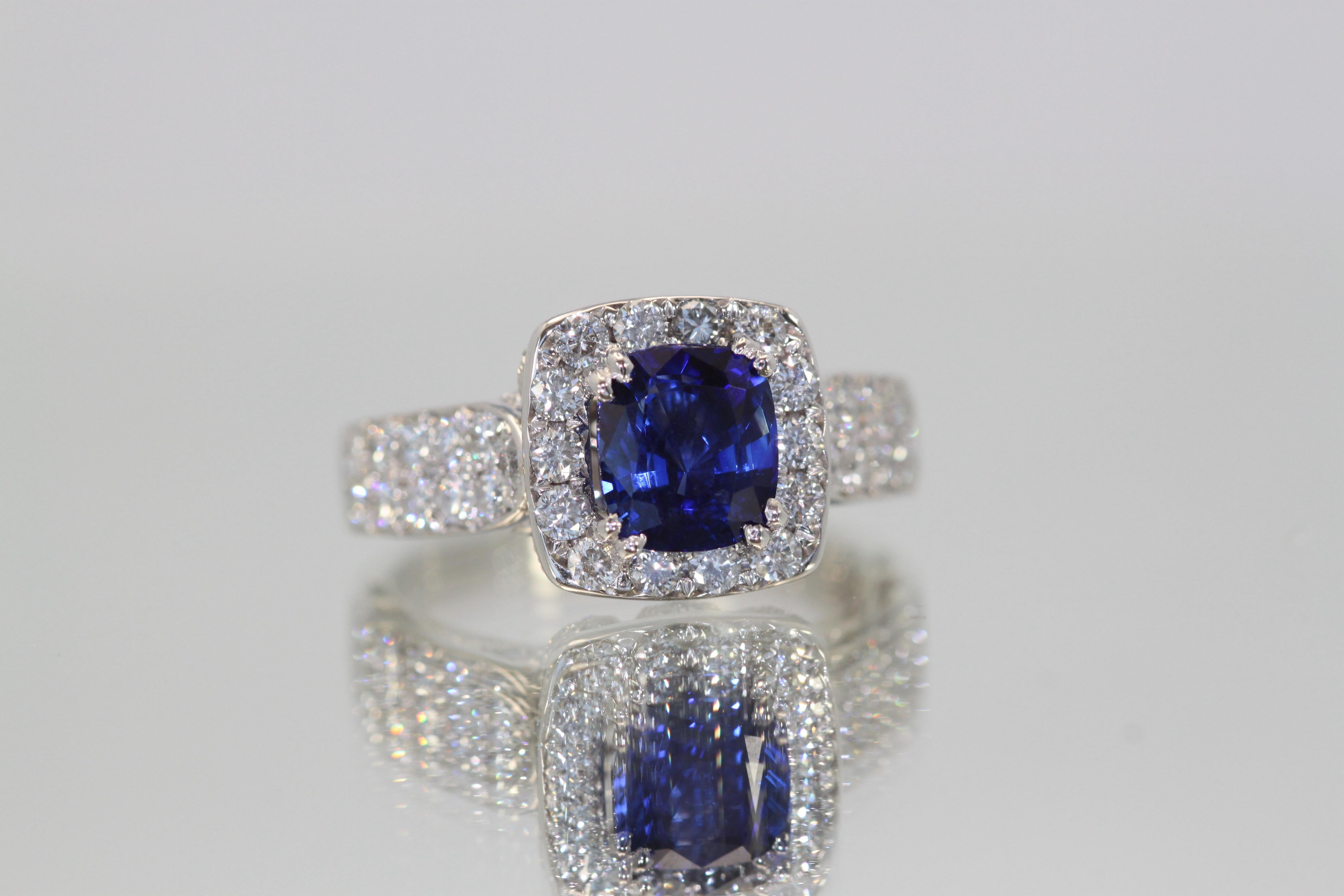 Tout le monde aime une belle bague en saphir bleu.  Celui-ci provient de Birmanie et le saphir est serti d'un entourage de diamants.  Il s'agit d'un magnifique bleu profond avec un éclat magnifique. La couleur est absolument magnifique, un véritable