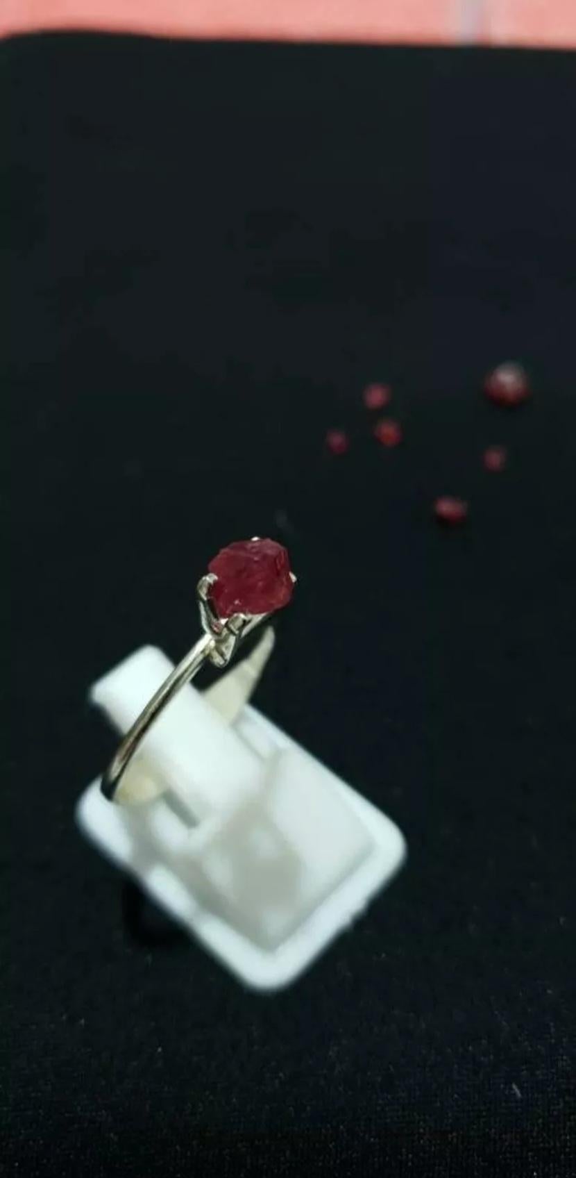 Burma Spinell Rohgranat Ring 925 Silber Solitär Unisex Pyramide Edelstein (Rundschliff) im Angebot