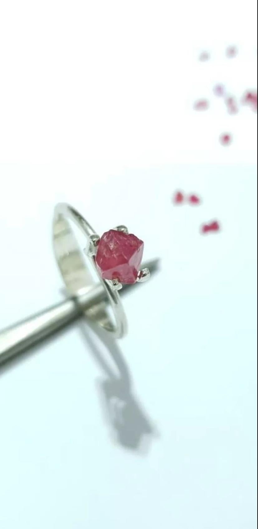 Burma Spinell Rohgranat Ring 925 Silber Solitär Unisex Pyramide Edelstein im Zustand „Neu“ im Angebot in Chicago, IL