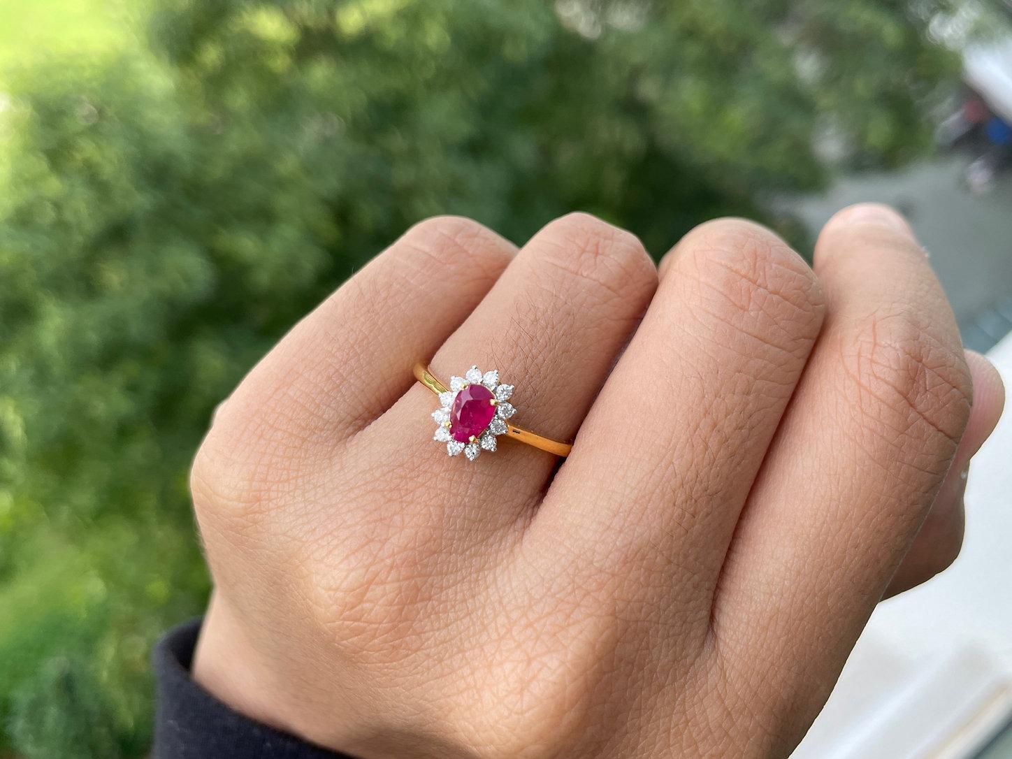 Anillo de rubí no calentado de Birmania y diamante natural en oro de 18 quilates Corte oval en venta