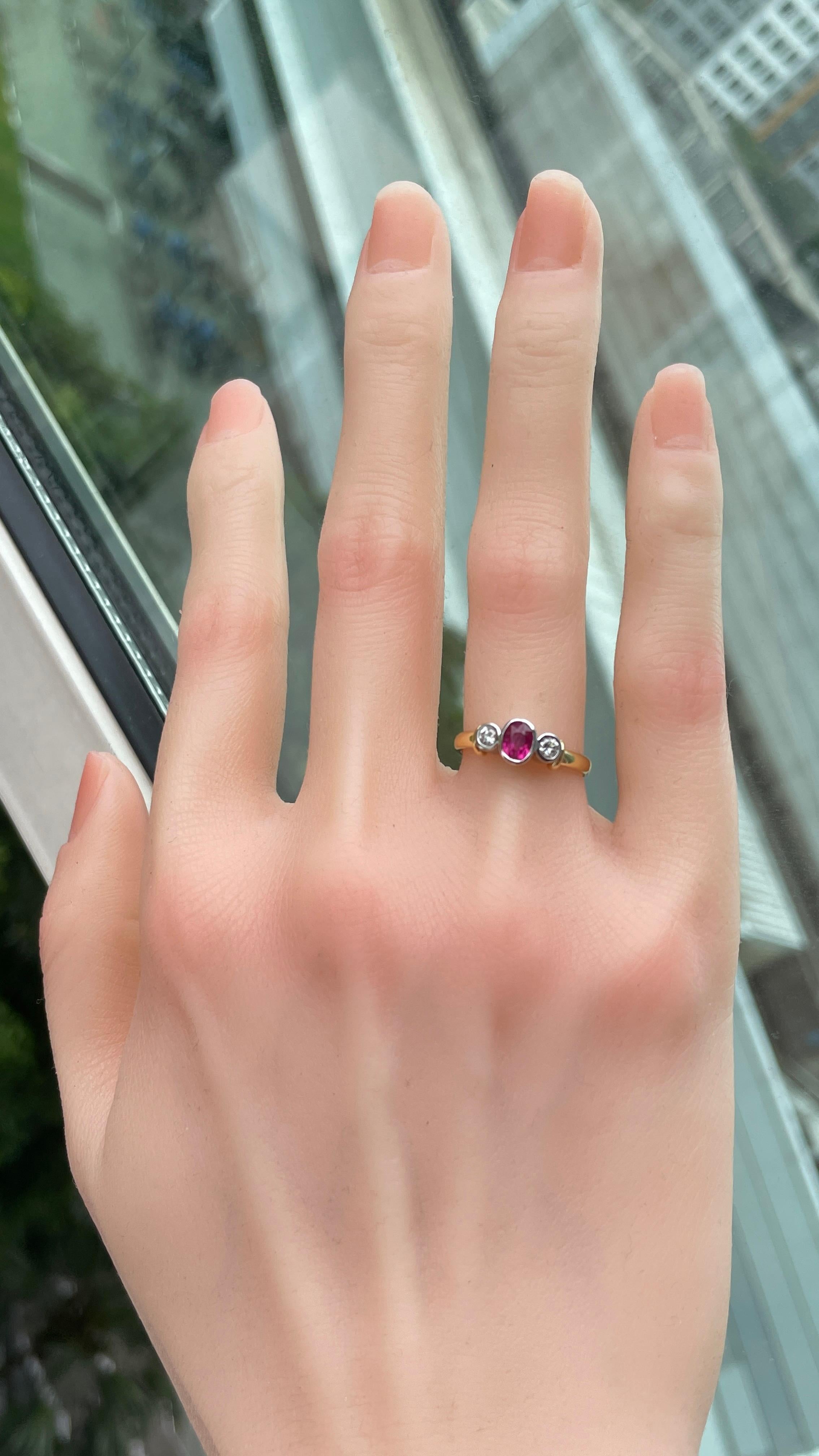 Taglio ovale Anello con rubino non riscaldato della Birmania e diamanti naturali in oro giallo 18 carati in vendita