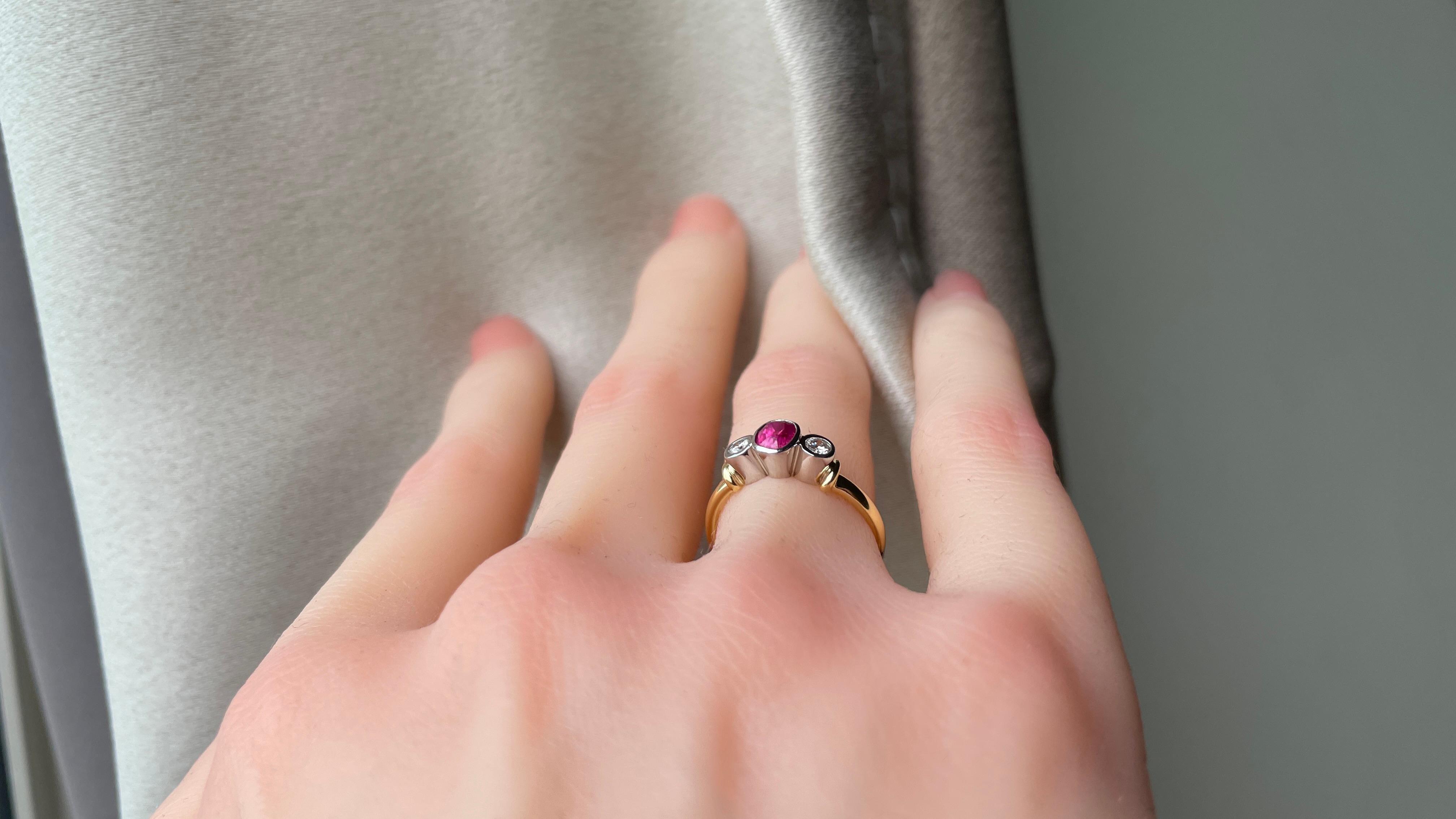Anello con rubino non riscaldato della Birmania e diamanti naturali in oro giallo 18 carati In condizioni Nuovo in vendita a Singapore, SG