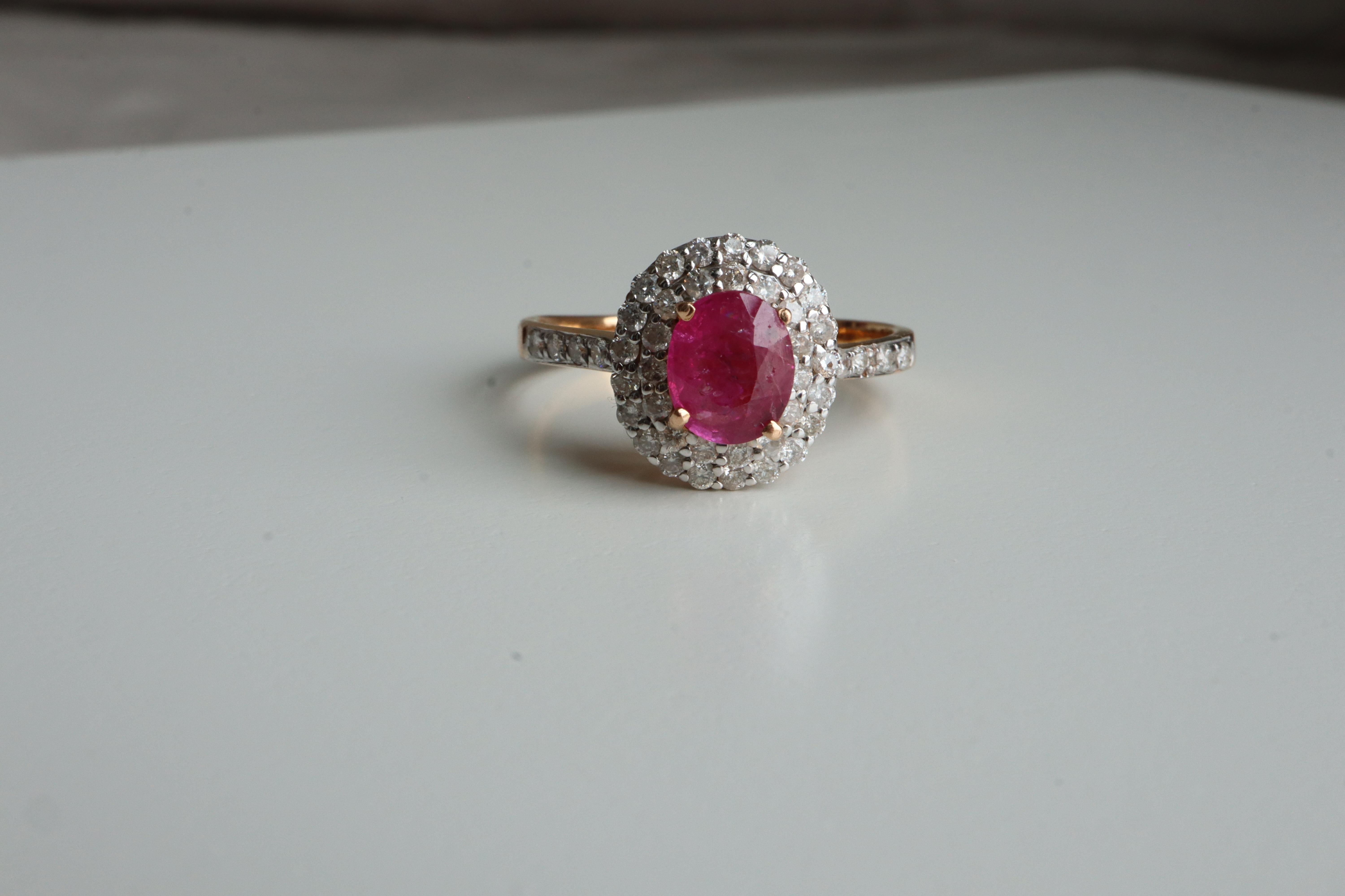 Burma Unheated Ruby and Natural Diamonds Ring in 18K Yellow Gold In New Condition For Sale In Singapore, SG