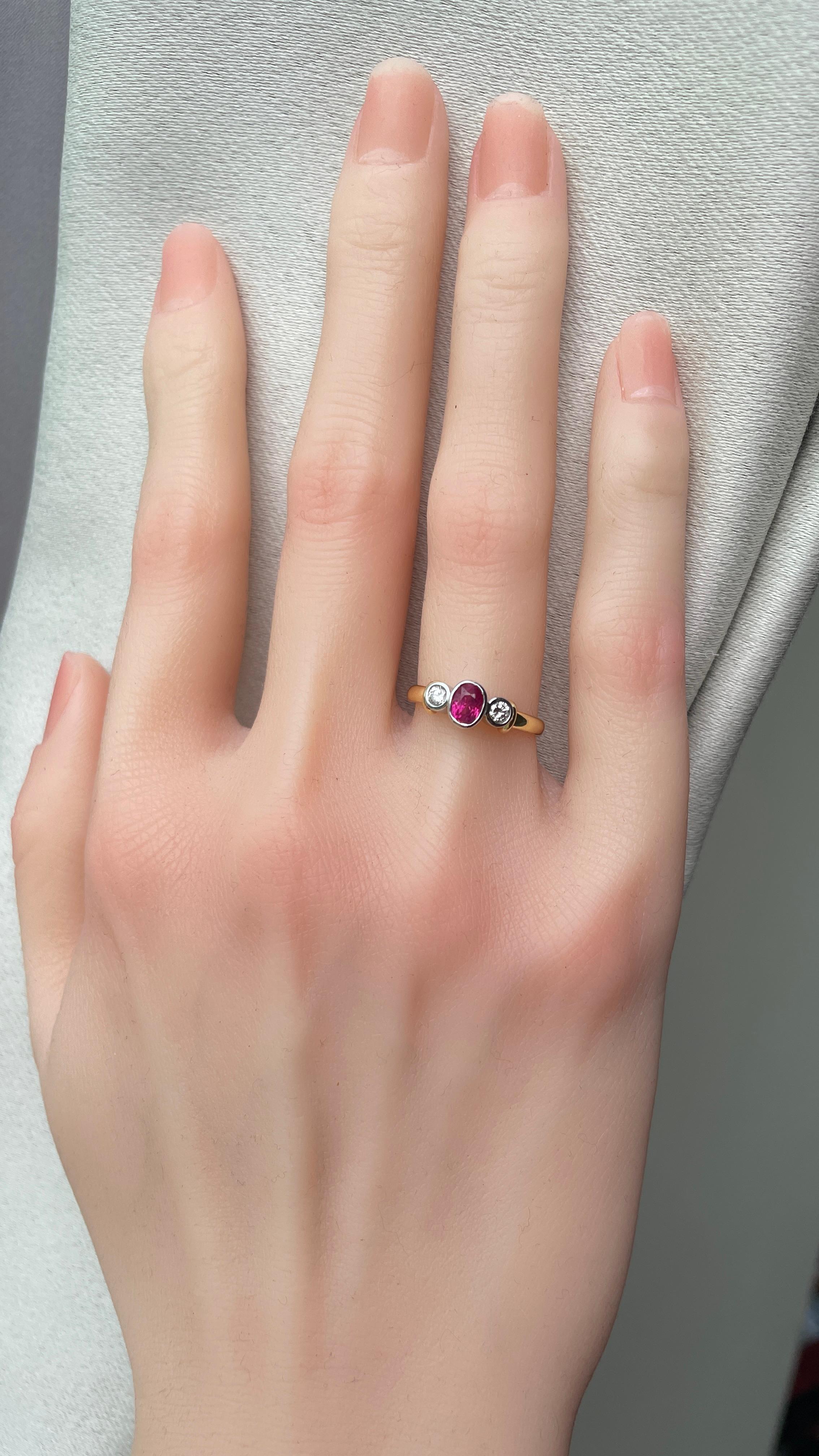 Donna Anello con rubino non riscaldato della Birmania e diamanti naturali in oro giallo 18 carati in vendita